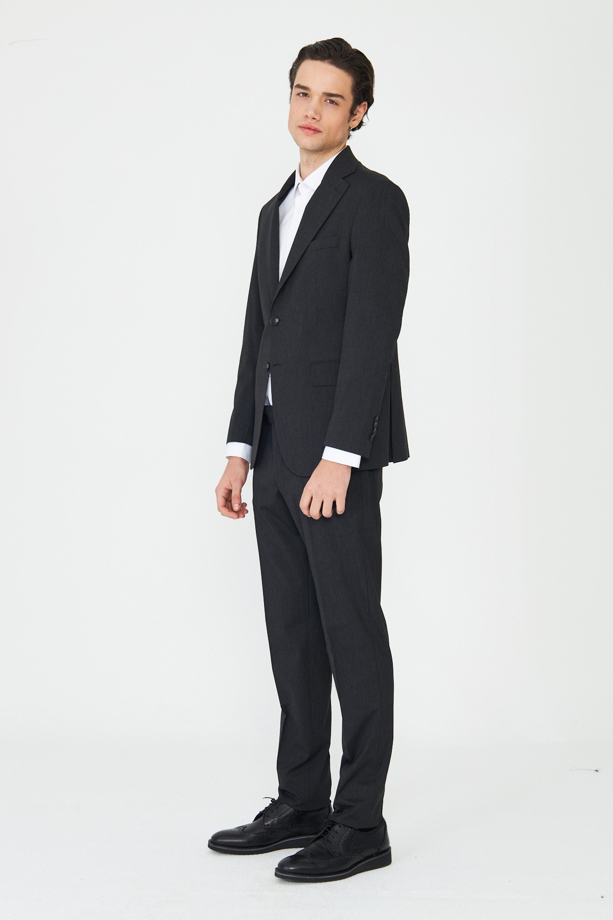 Koyu Gri İnce Dokulu Kumaş Modern Slim Fit Klasik Yaka Premium Takım Elbise