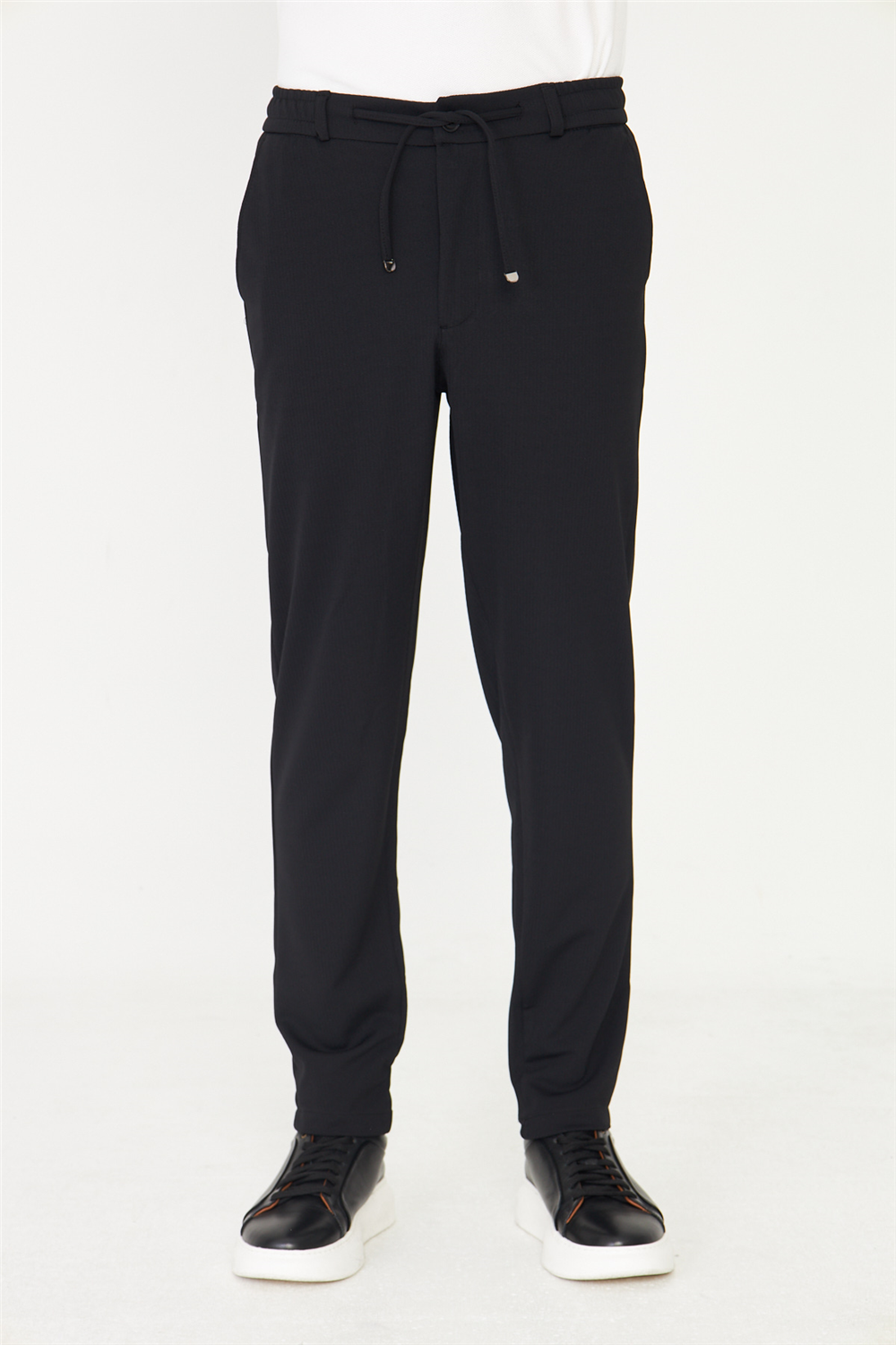 Siyah Bağcıklı Modern Kesim Jogger Pantolon