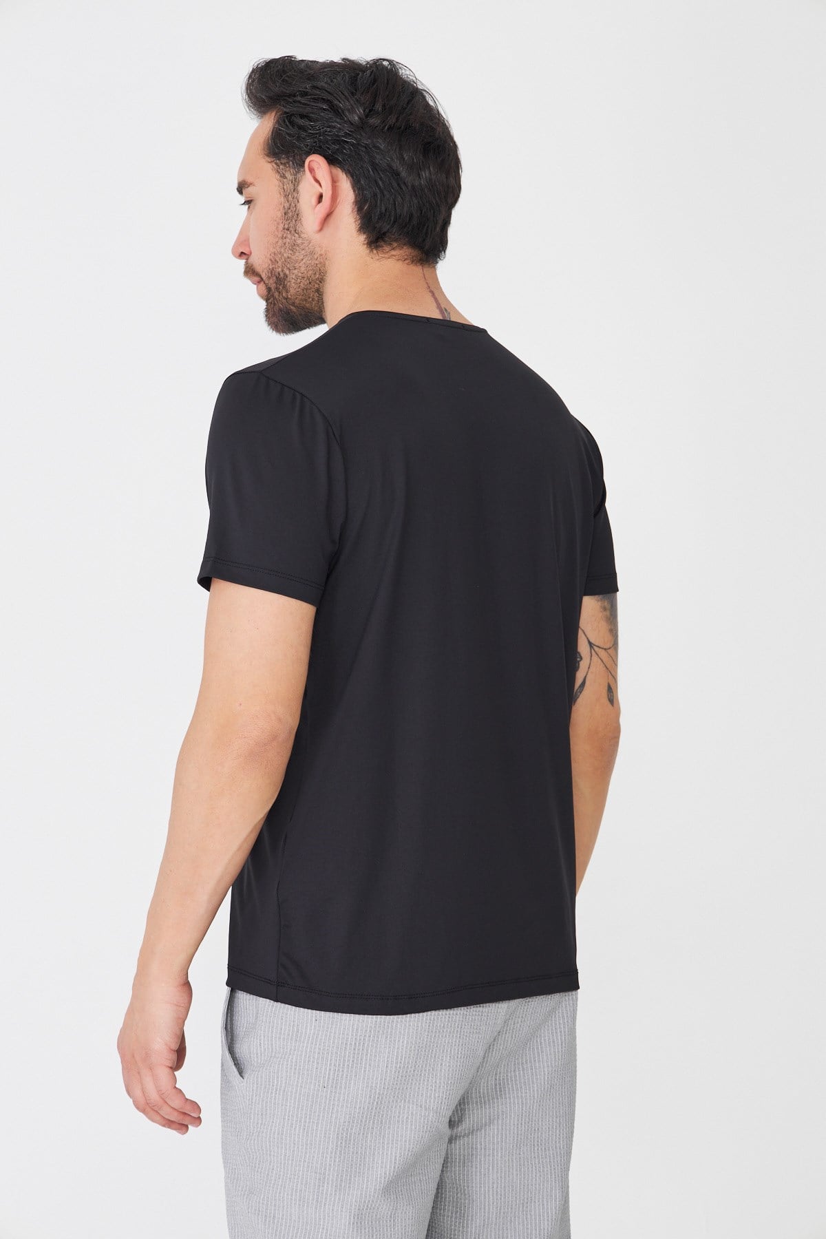 Siyah Bisiklet Yaka Basic Tişört