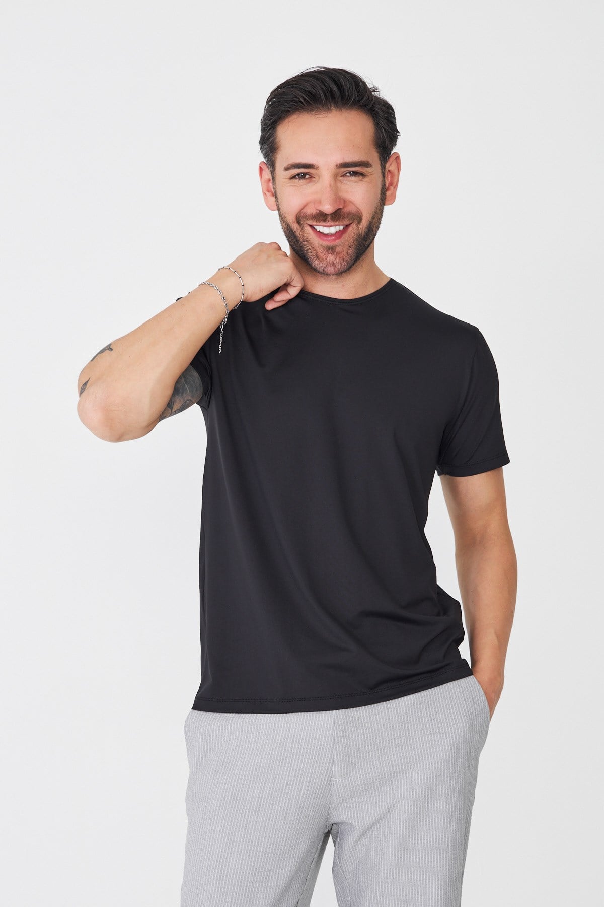 Siyah Bisiklet Yaka Basic Tişört