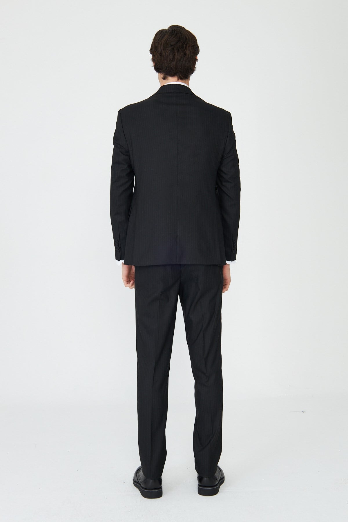 Siyah İnce Çizgili Modern Slim Fit Klasik Yaka Takım Elbise