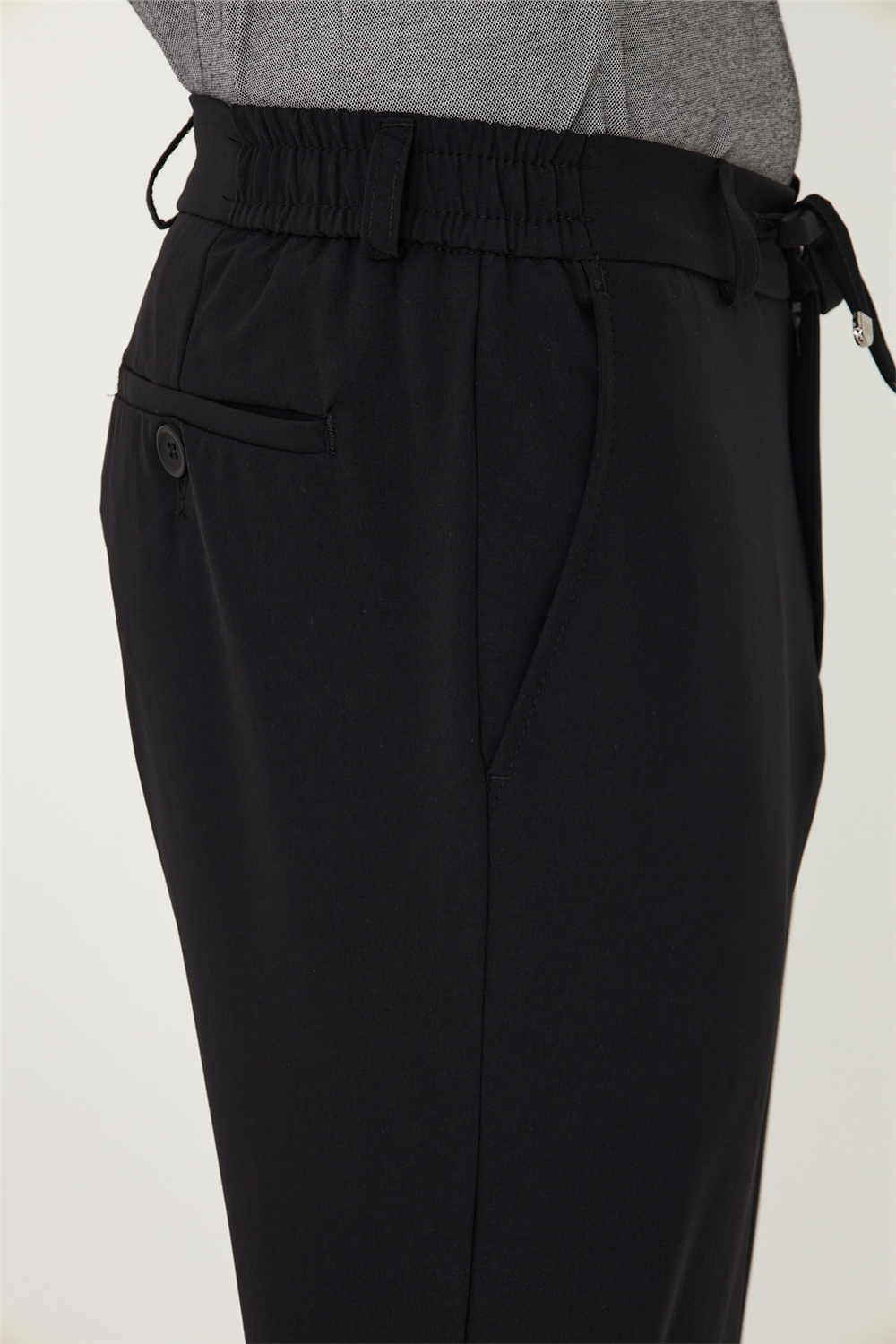 Siyah Bağcıklı Bel Detaylı Dar Paça Şehir Stili Jogger Pantolon