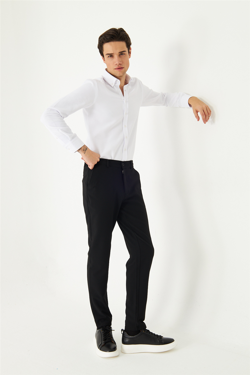 Siyah Klasik Kesim Kumaş Pantolon Slim Fit