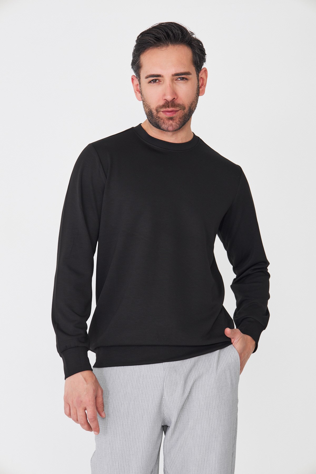 Siyah Sıfır Yaka Uzun Kollu Basic Sweatshirt