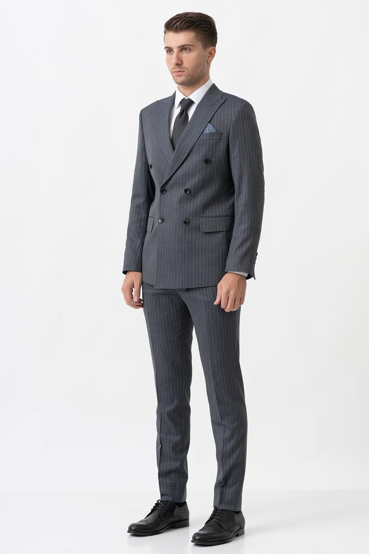 Gri Uyumlu Beyaz İnce Çizgili Slim Fit Kruvaze Premium Takım Elbise