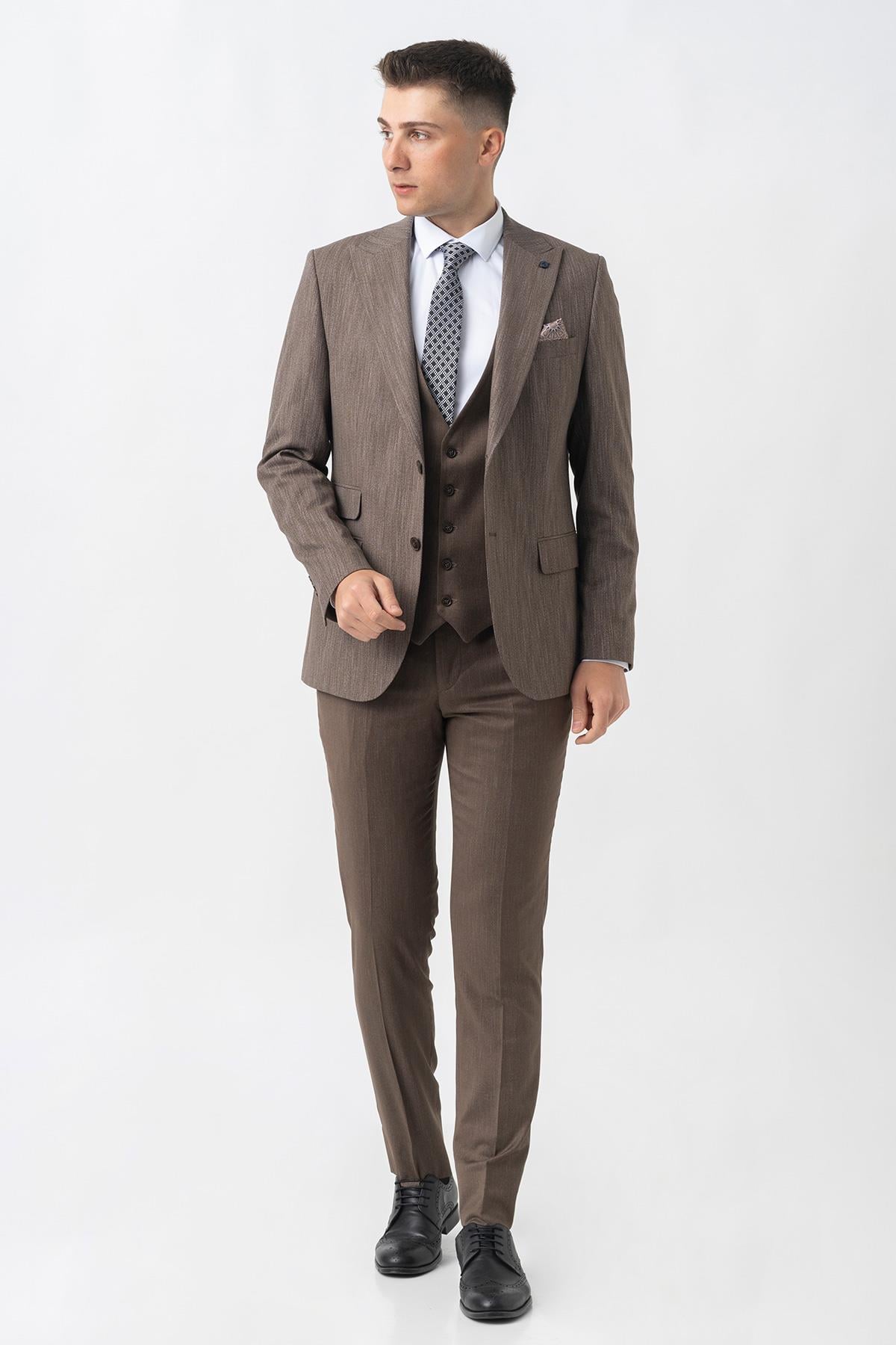 Kahverengi Slim Fit Kalıp Yelekli Efektli Kumaş Kapaklı Çift Cep Detaylı Premium Takım Elbise