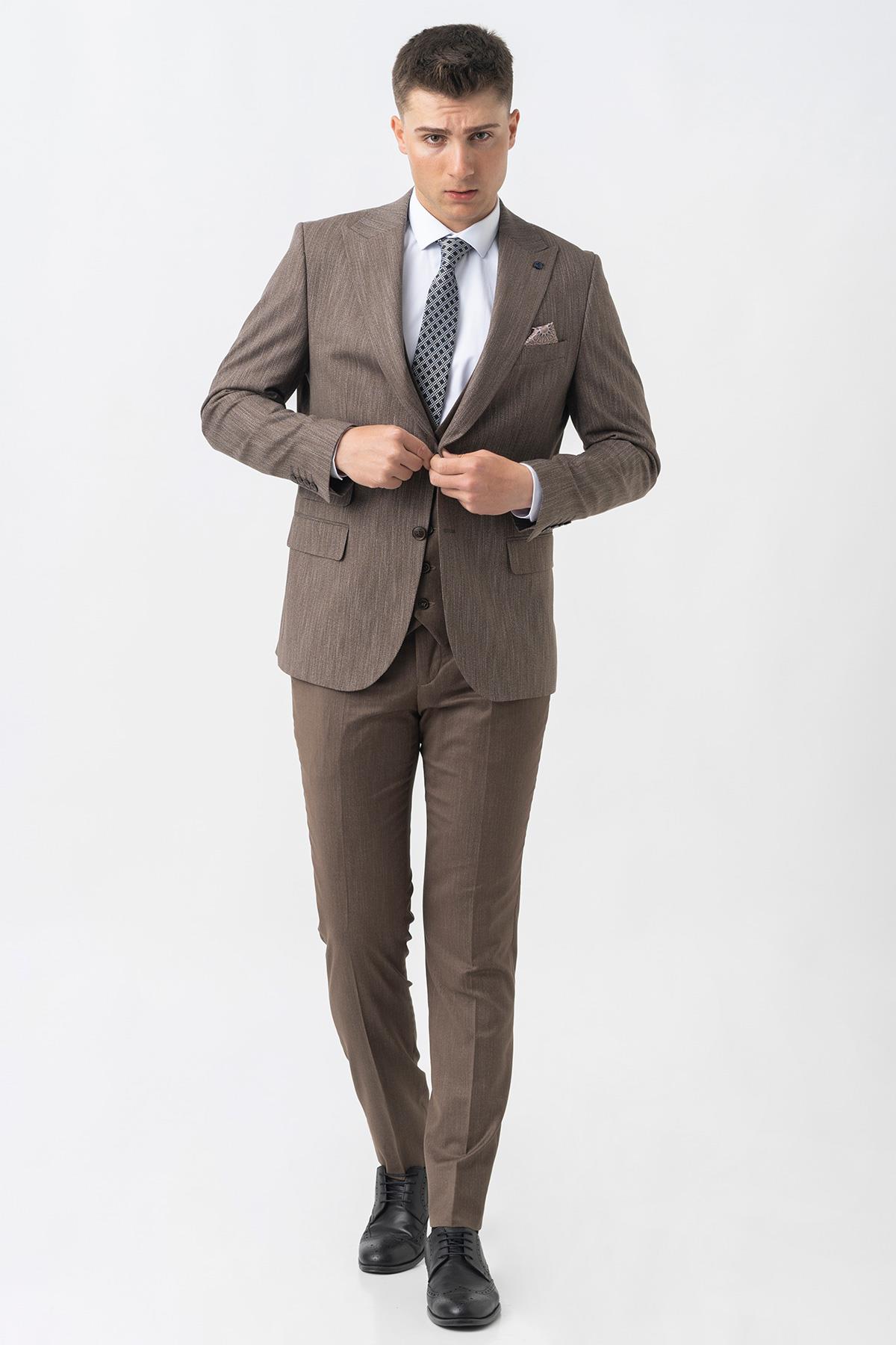 Kahverengi Slim Fit Kalıp Yelekli Efektli Kumaş Kapaklı Çift Cep Detaylı Premium Takım Elbise