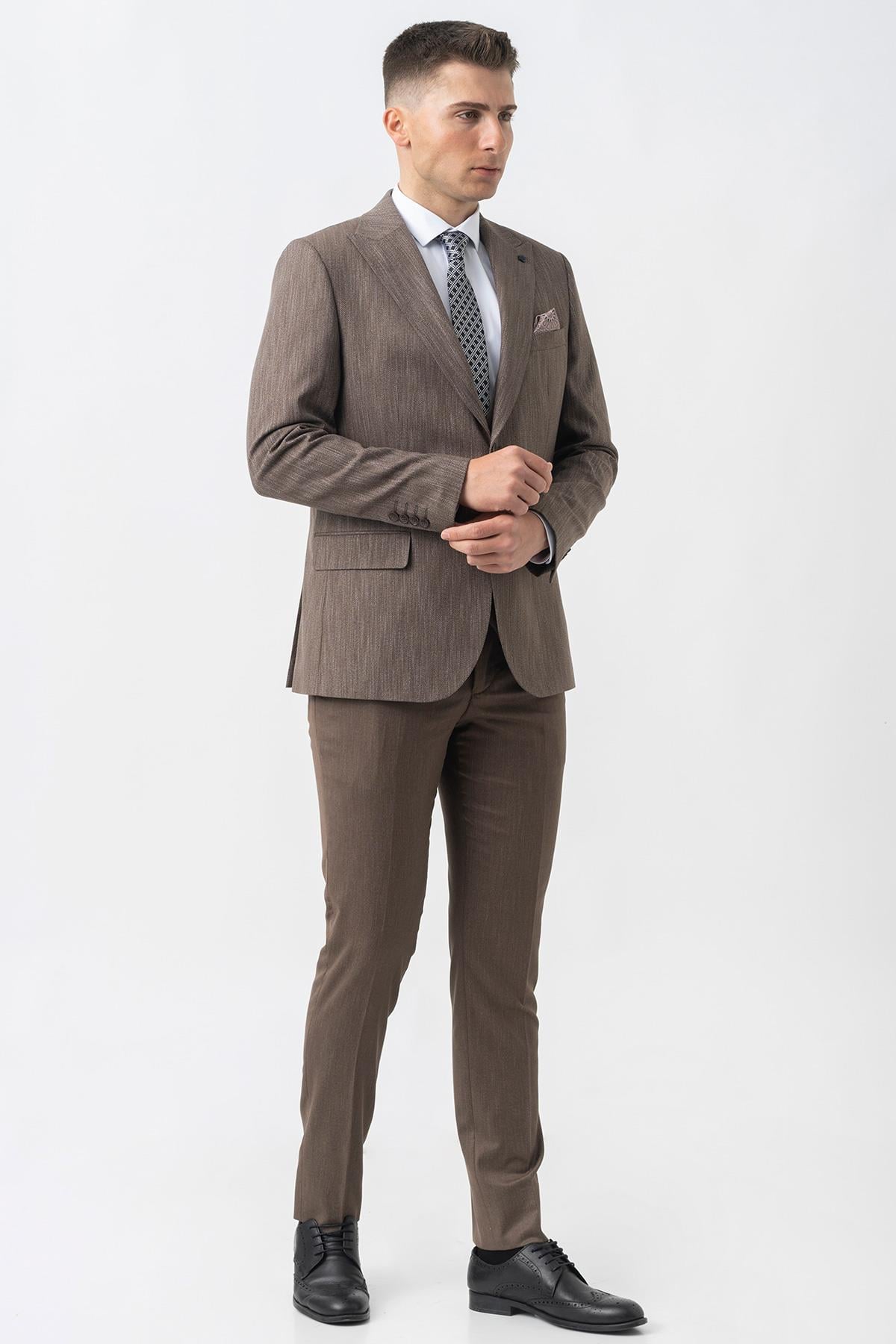 Kahverengi Slim Fit Kalıp Yelekli Efektli Kumaş Kapaklı Çift Cep Detaylı Premium Takım Elbise