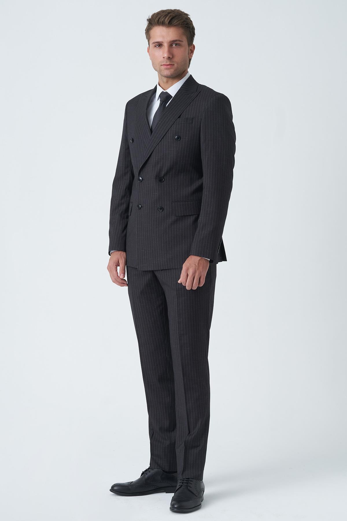 Koyu Gri Uyumlu Beyaz İnce Çizgili Slim Fit Kalıp Kruvaze Premium Takım Elbise