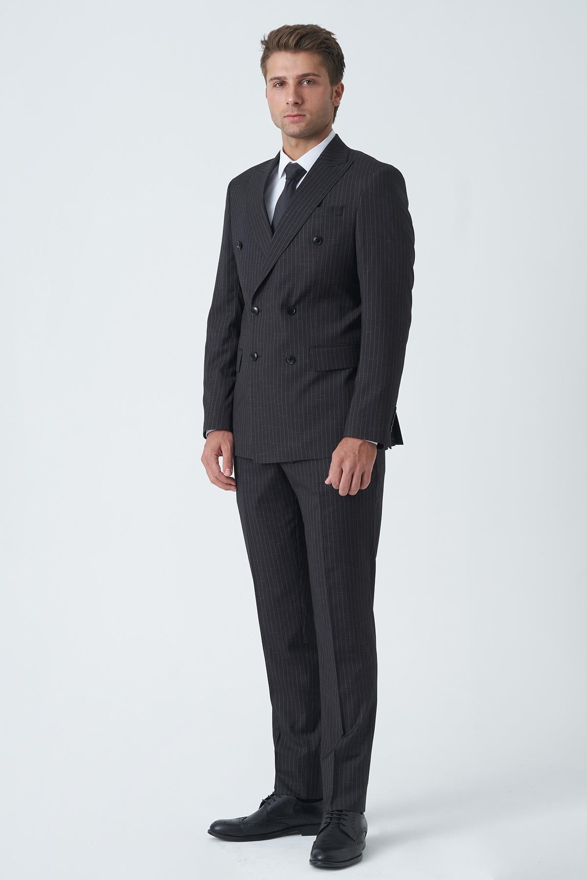 Koyu Gri Uyumlu Beyaz İnce Çizgili Slim Fit Kalıp Kruvaze Premium Takım Elbise