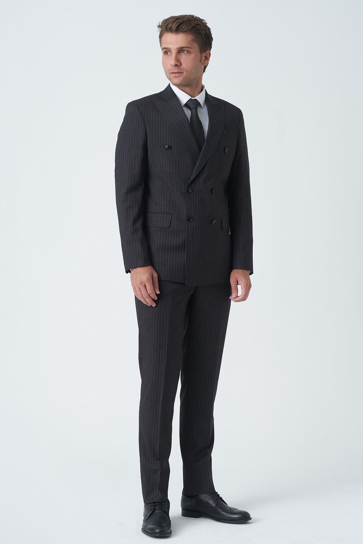 Koyu Gri Uyumlu Beyaz İnce Çizgili Slim Fit Kalıp Kruvaze Premium Takım Elbise