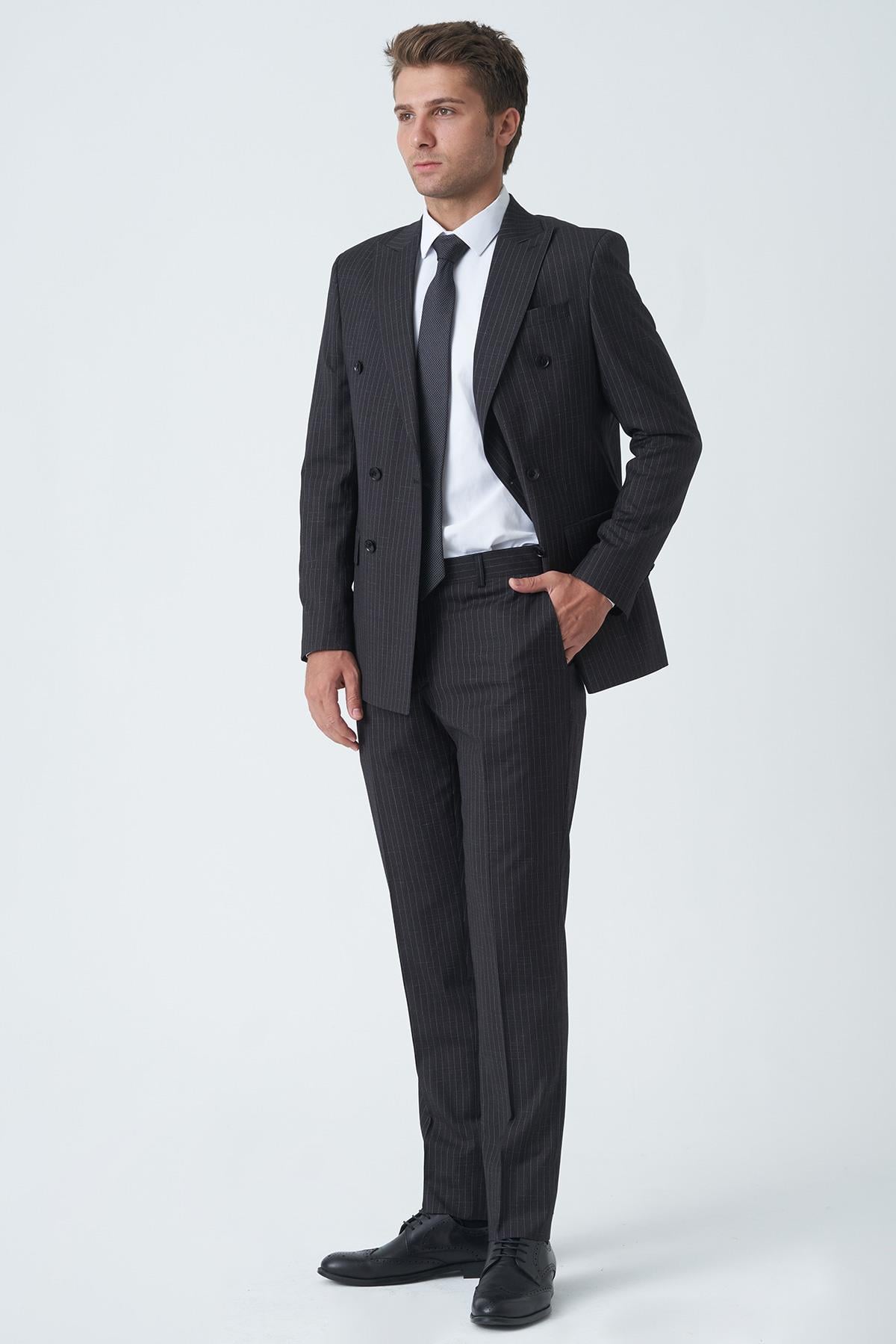 Koyu Gri Uyumlu Beyaz İnce Çizgili Slim Fit Kalıp Kruvaze Premium Takım Elbise