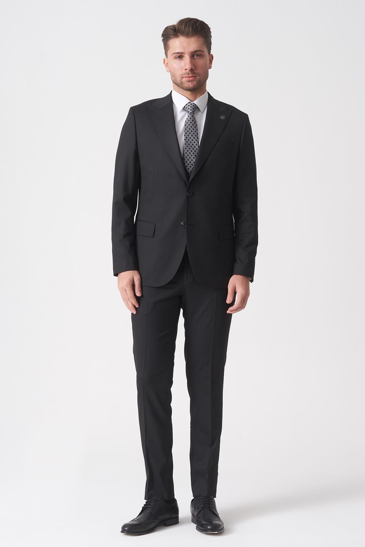 Siyah Slim Fit Kalıp Yelekli Klasik Esnek Likralı Kapaklı Cepli Takım Elbise