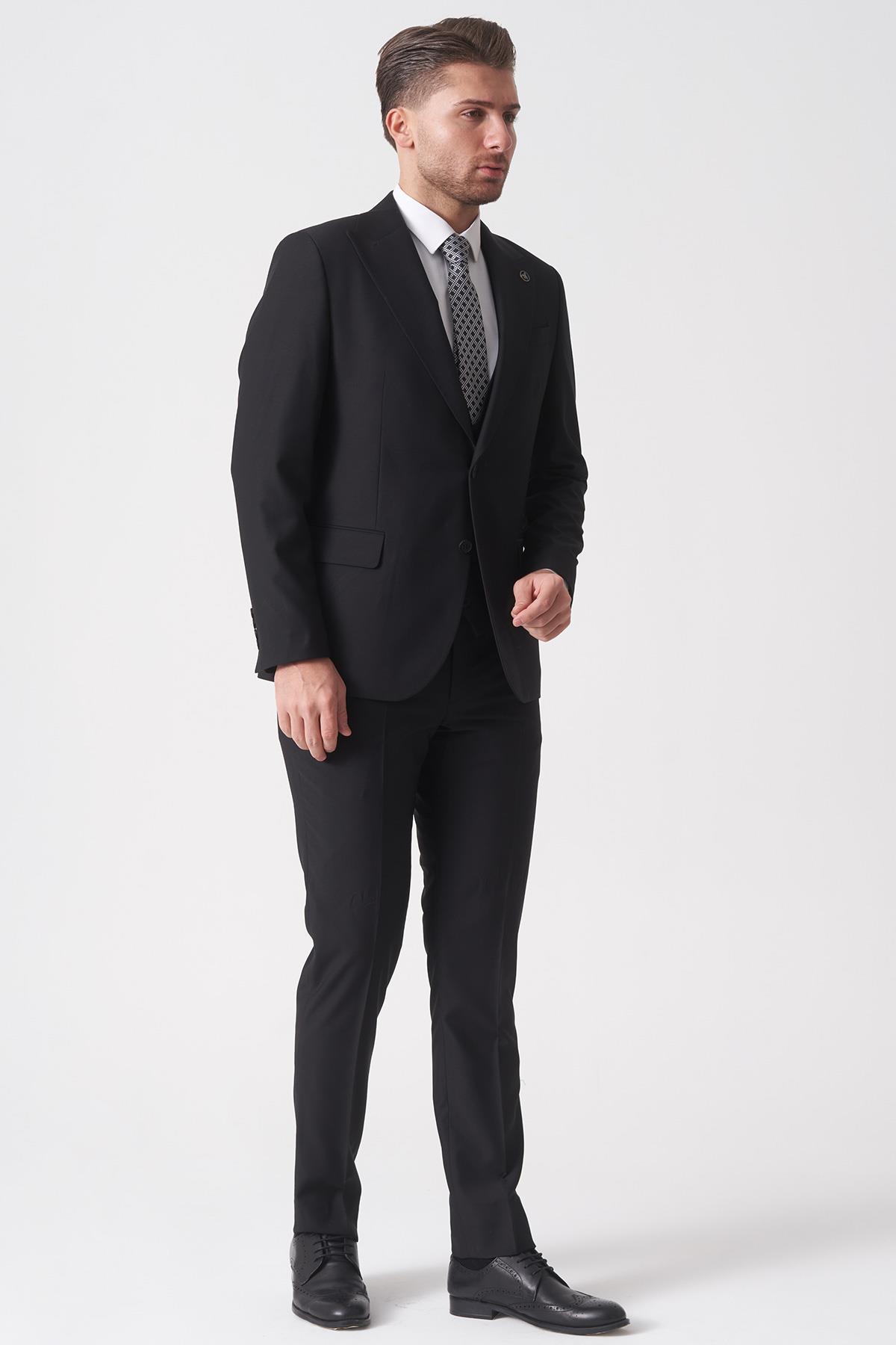 Siyah Slim Fit Kalıp Yelekli Klasik Esnek Likralı Kapaklı Cepli Takım Elbise
