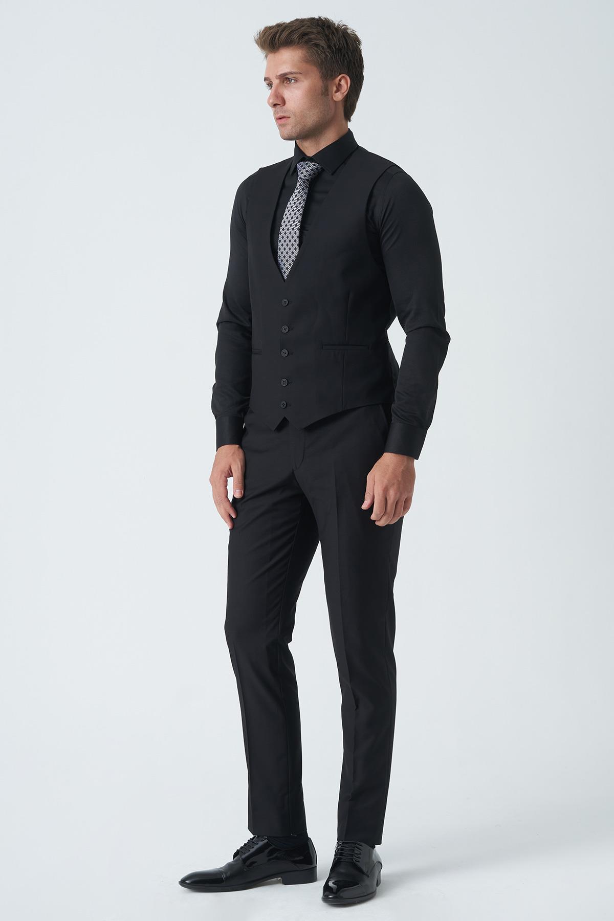 Siyah Slim Fit Kalıp Yelekli Klasik Esnek Likralı Kapaklı Cepli Takım Elbise