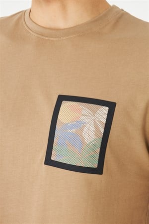 Bej Bisiklet Yaka Baskı Detaylı Erkek T-Shirt