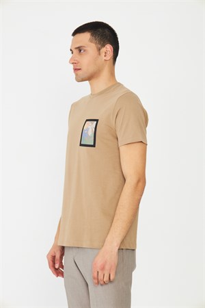 Bej Bisiklet Yaka Baskı Detaylı Erkek T-Shirt