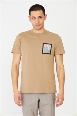 Bej Bisiklet Yaka Baskı Detaylı Erkek T-Shirt