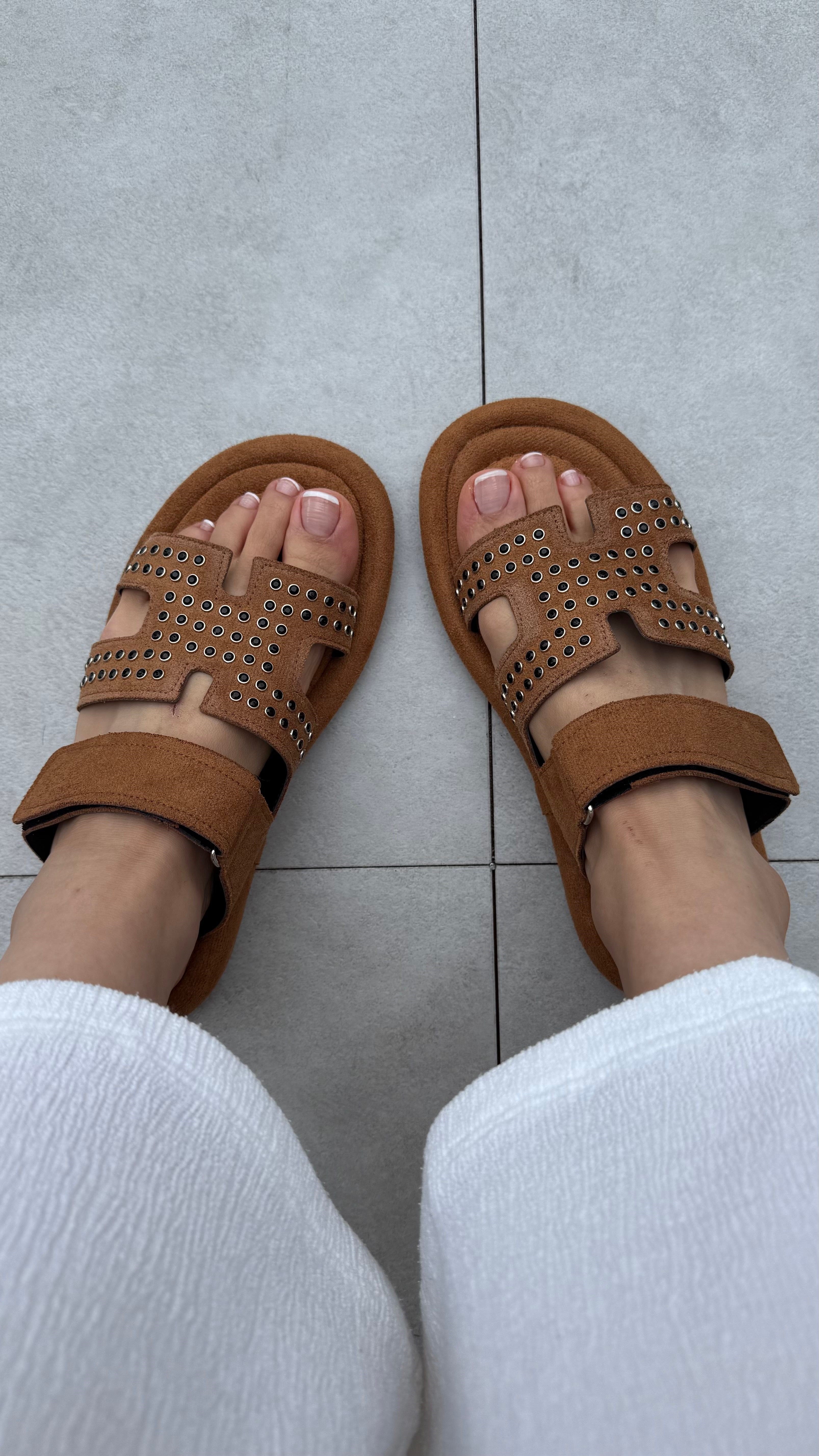 BİEN TABA SÜET TAŞ DETAYLI CIRTLI SANDALET