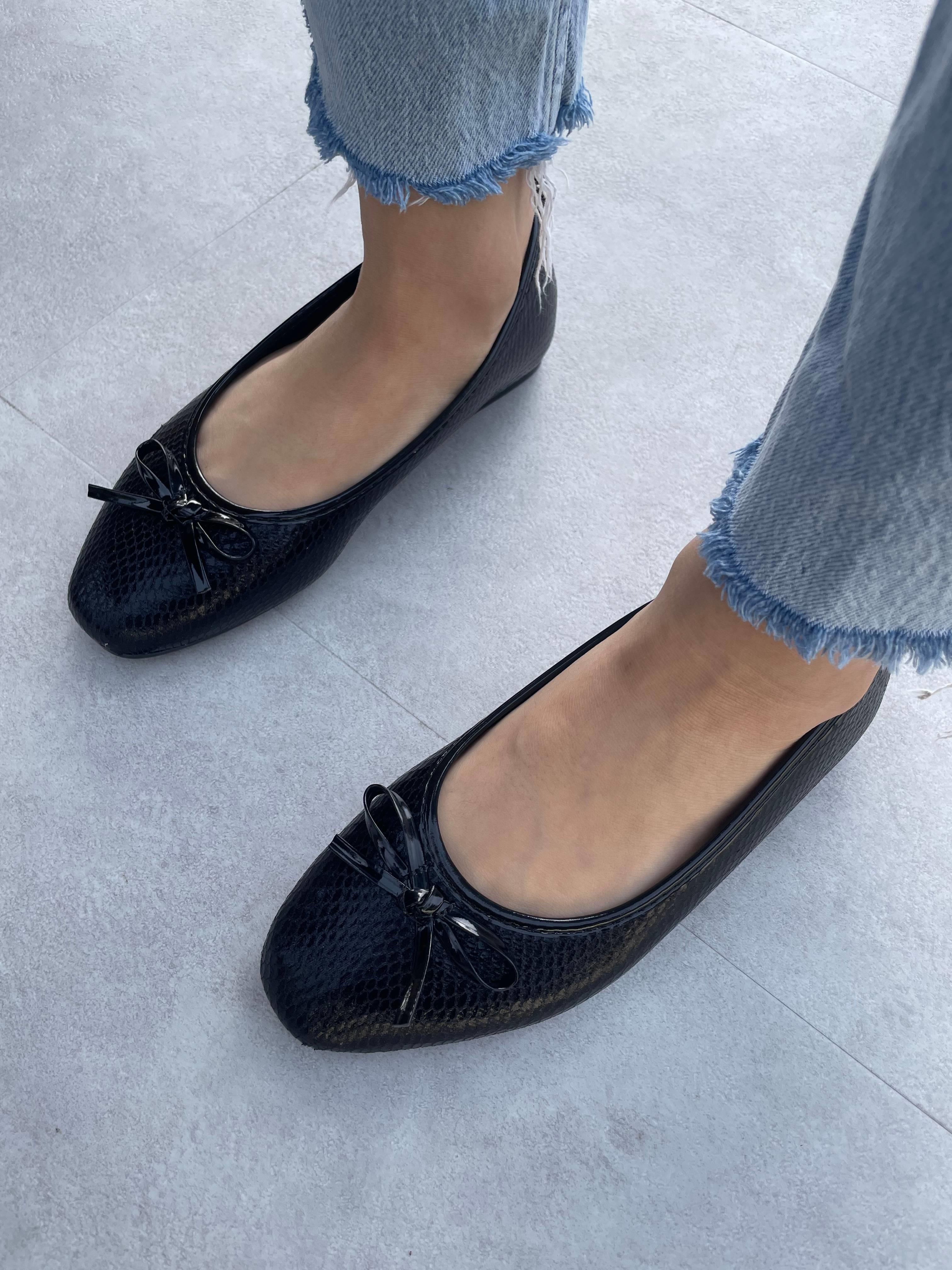 Esse Fiyonk Detaylı Siyah Croco Babet Ayakkabı