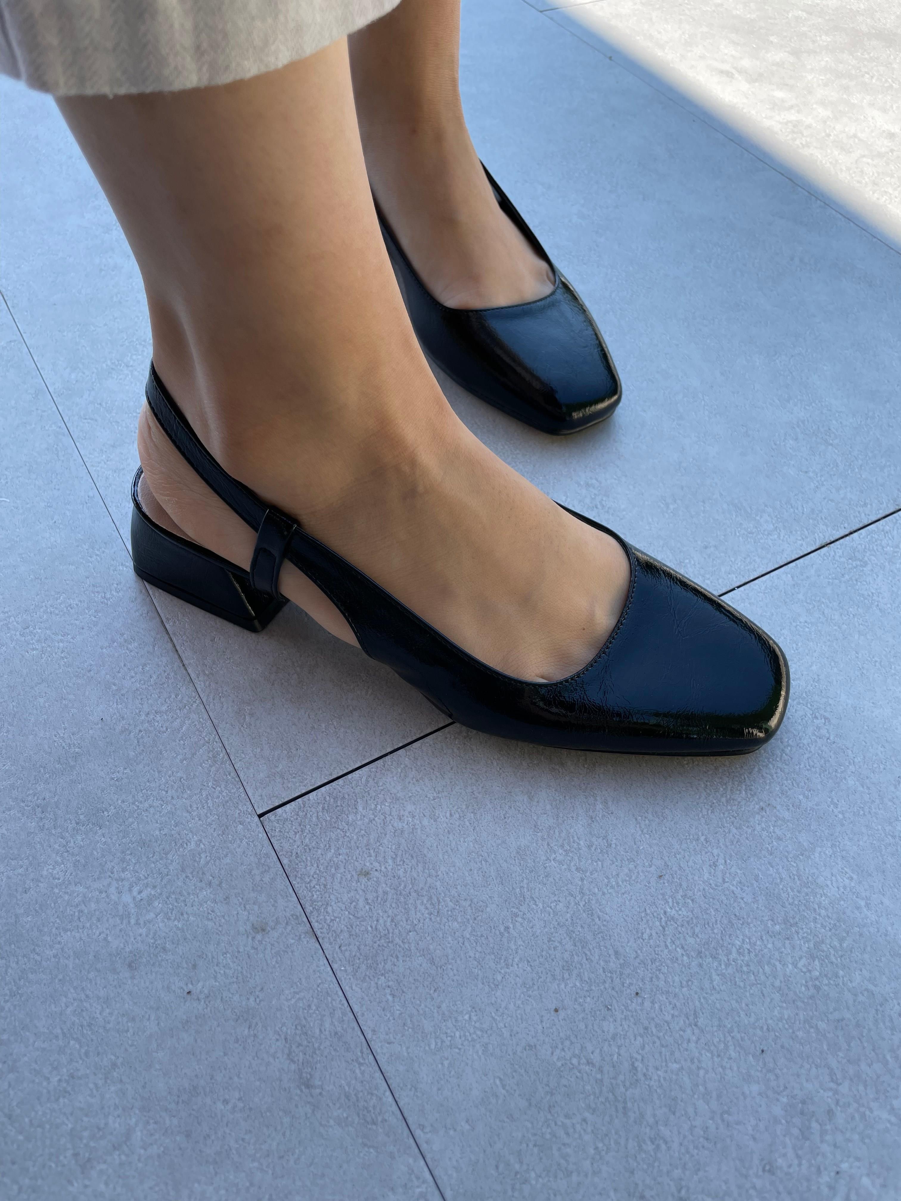 Nomi Siyah Kısa Topuklu Lastikli Babet