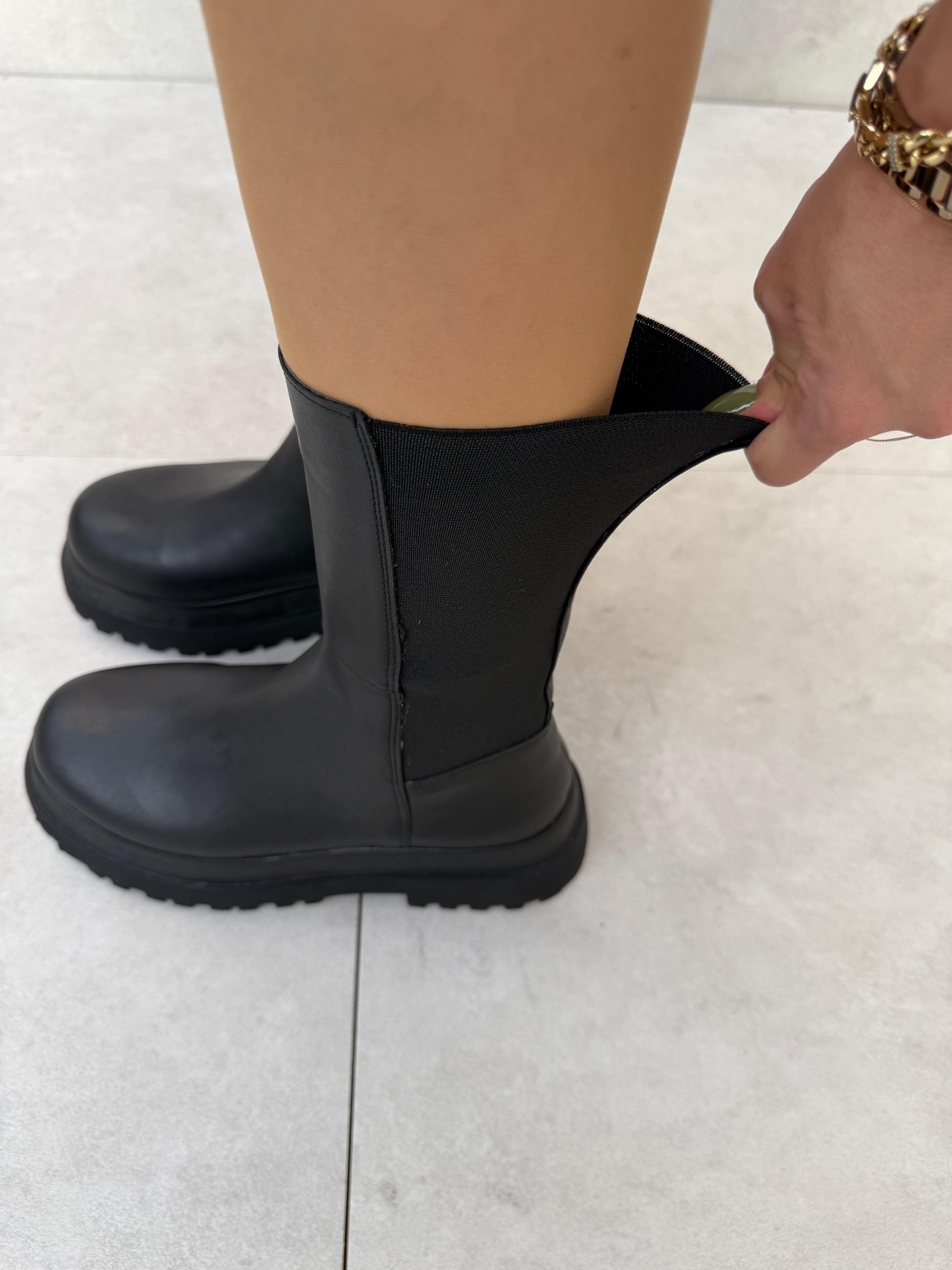 Oster Siyah Deri Lastik Detaylı Fermuarlı Bot
