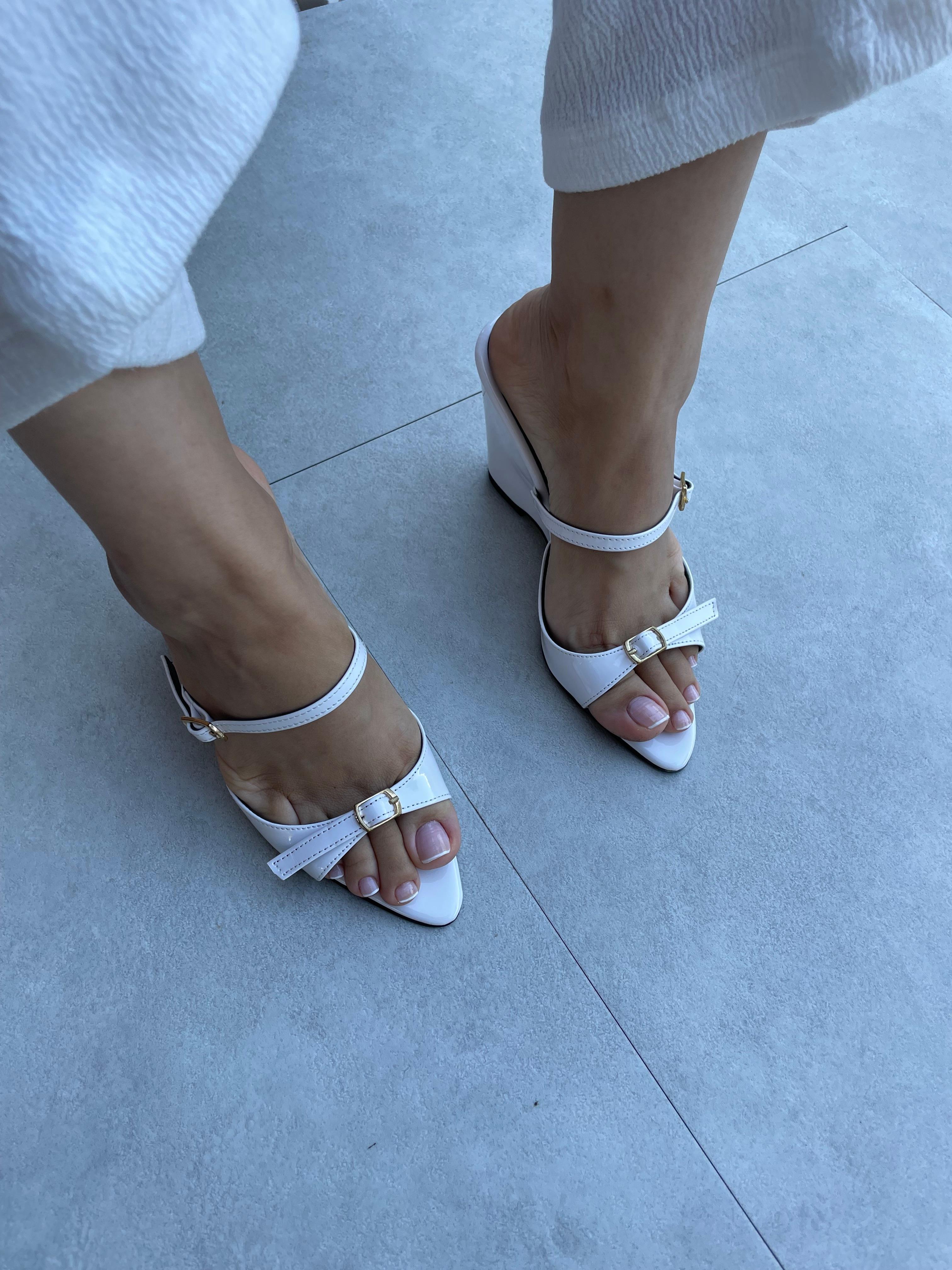 Tefa Beyaz Renk Toka Detaylı Platformlu Topuklu Ayakkabı