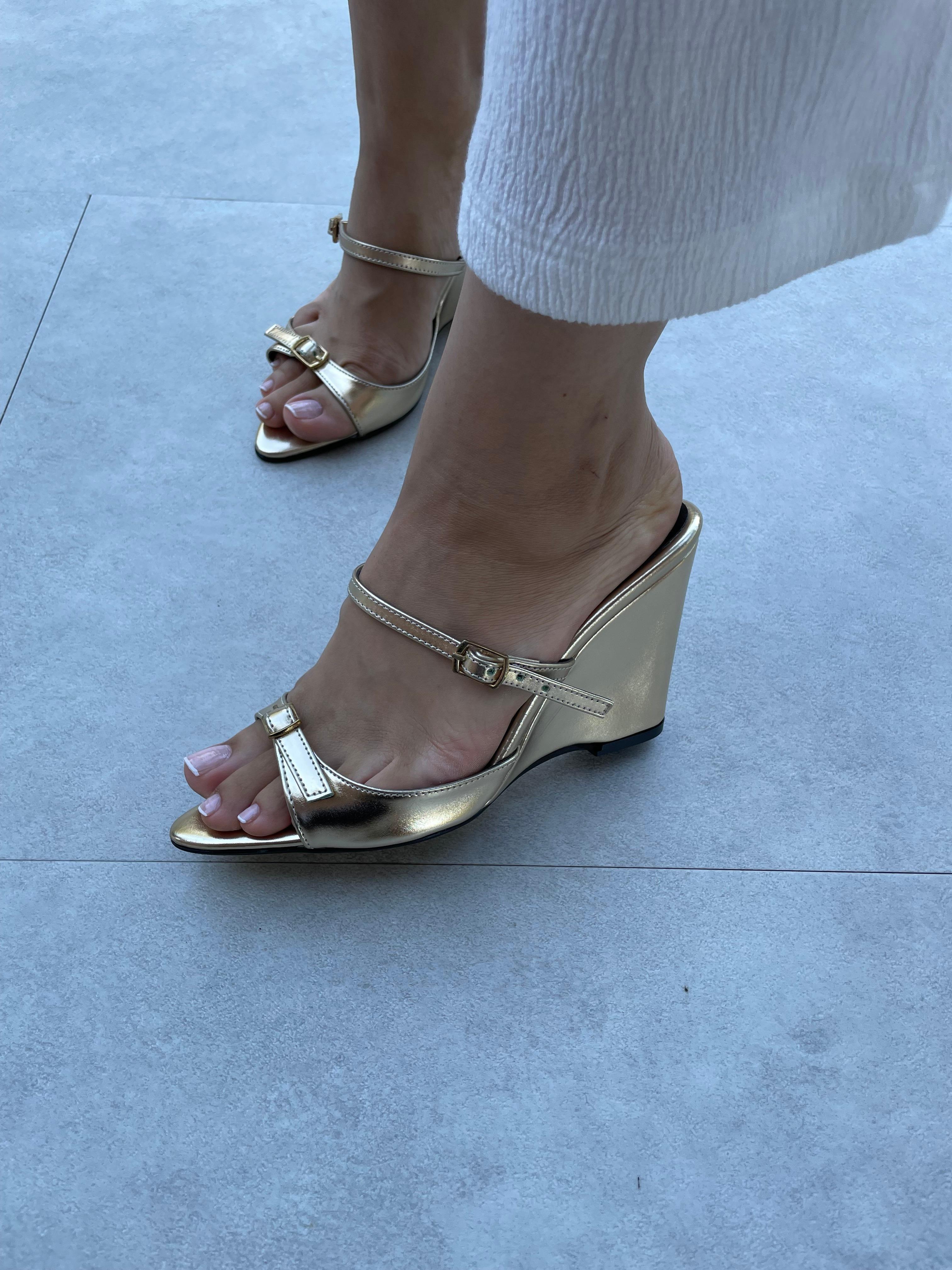 Tefa Gold Renk Toka Detaylı Platformlu Topuklu Ayakkabı