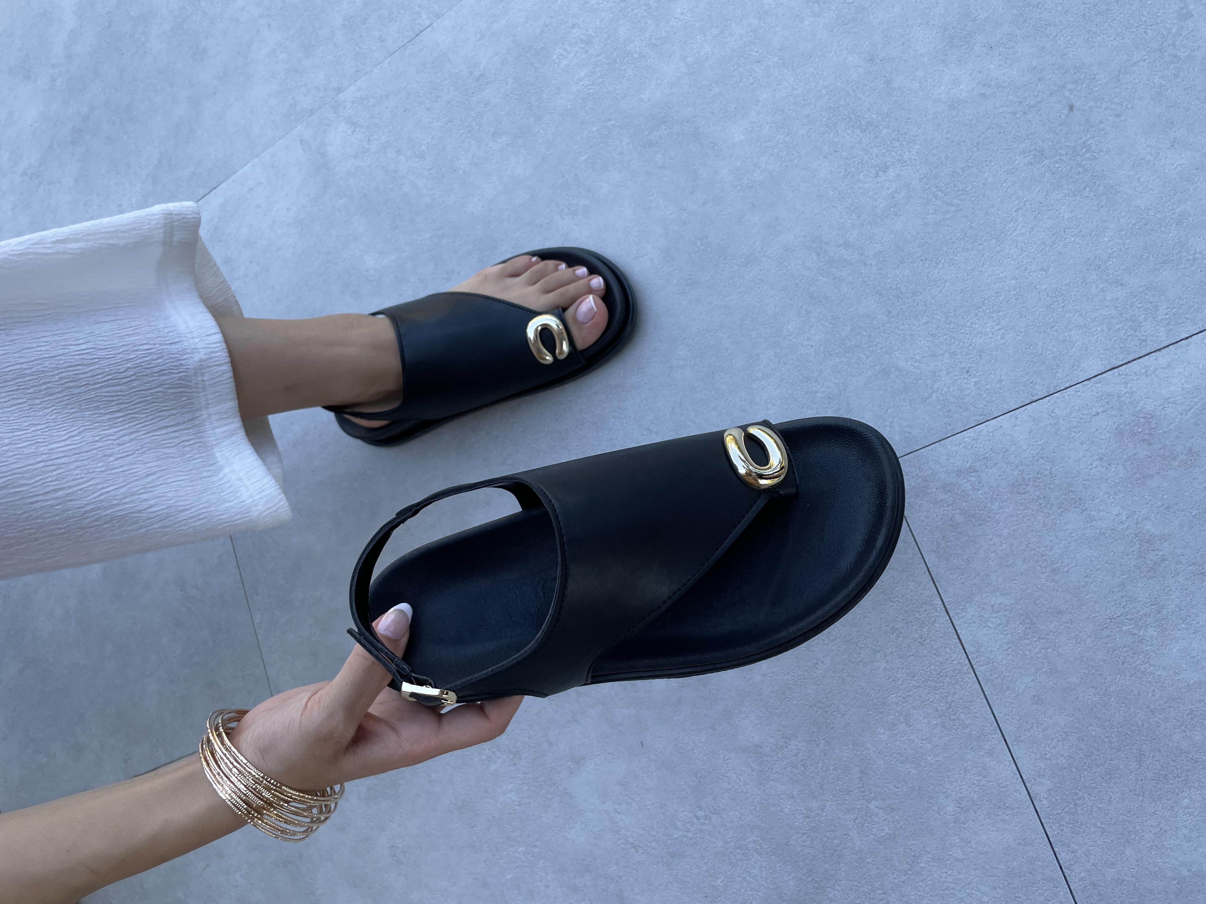 Vina Siyah Cilt Aksesuar Detaylı Sandalet