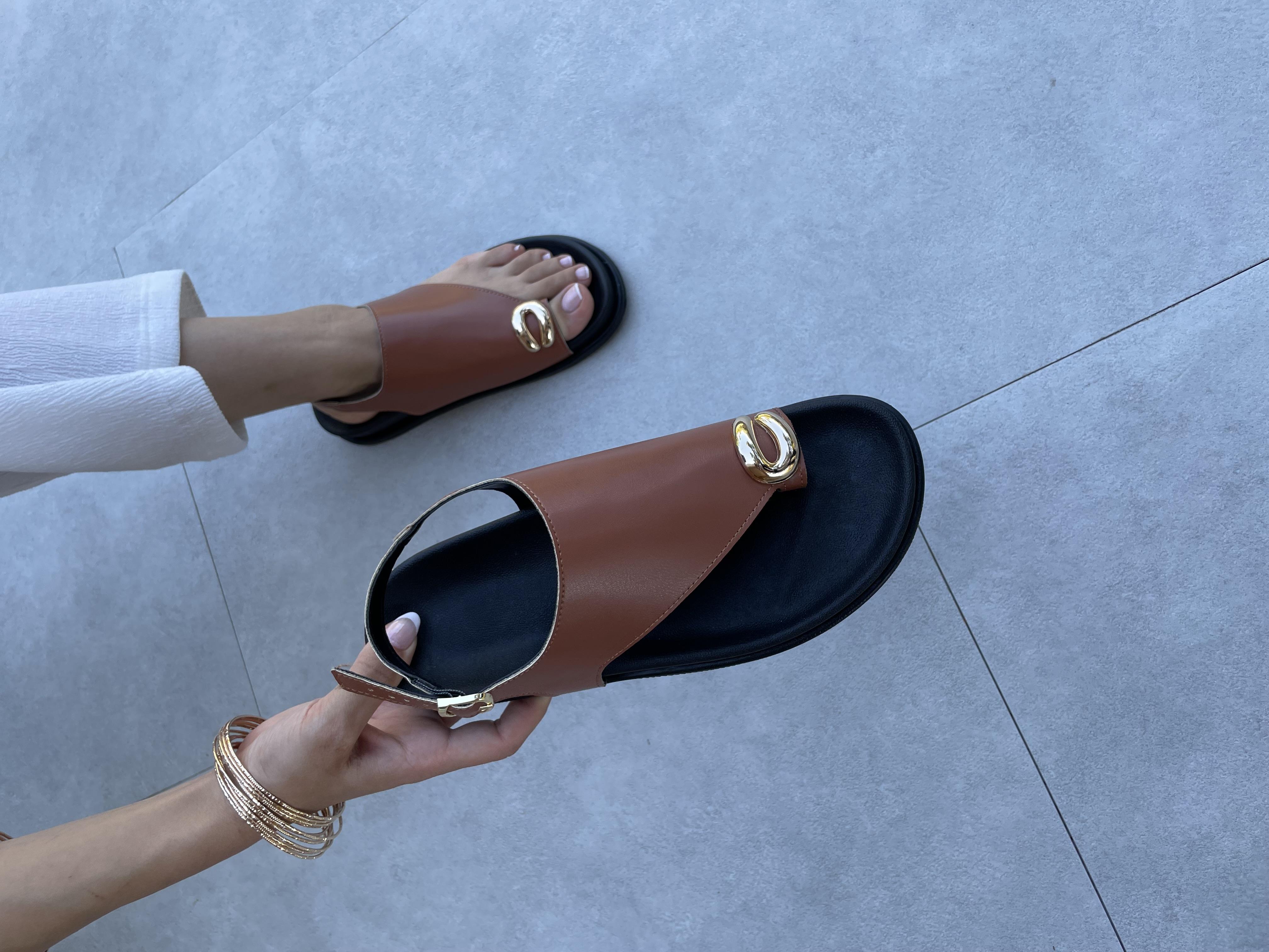 Vina Taba Cilt Aksesuar Detaylı Sandalet