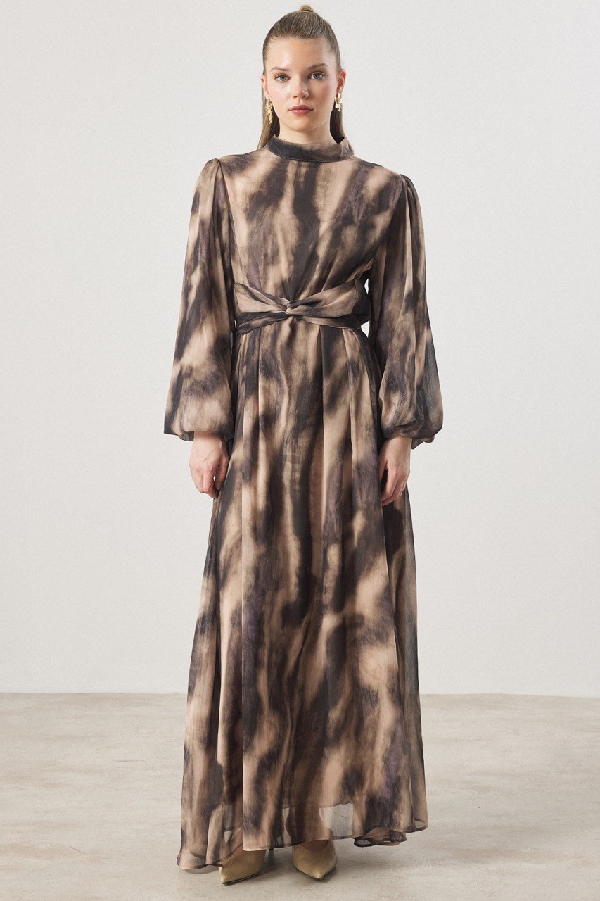 Bel Bağlama Detaylı Yoryo Şifon Baskılı Elbise - Siyah