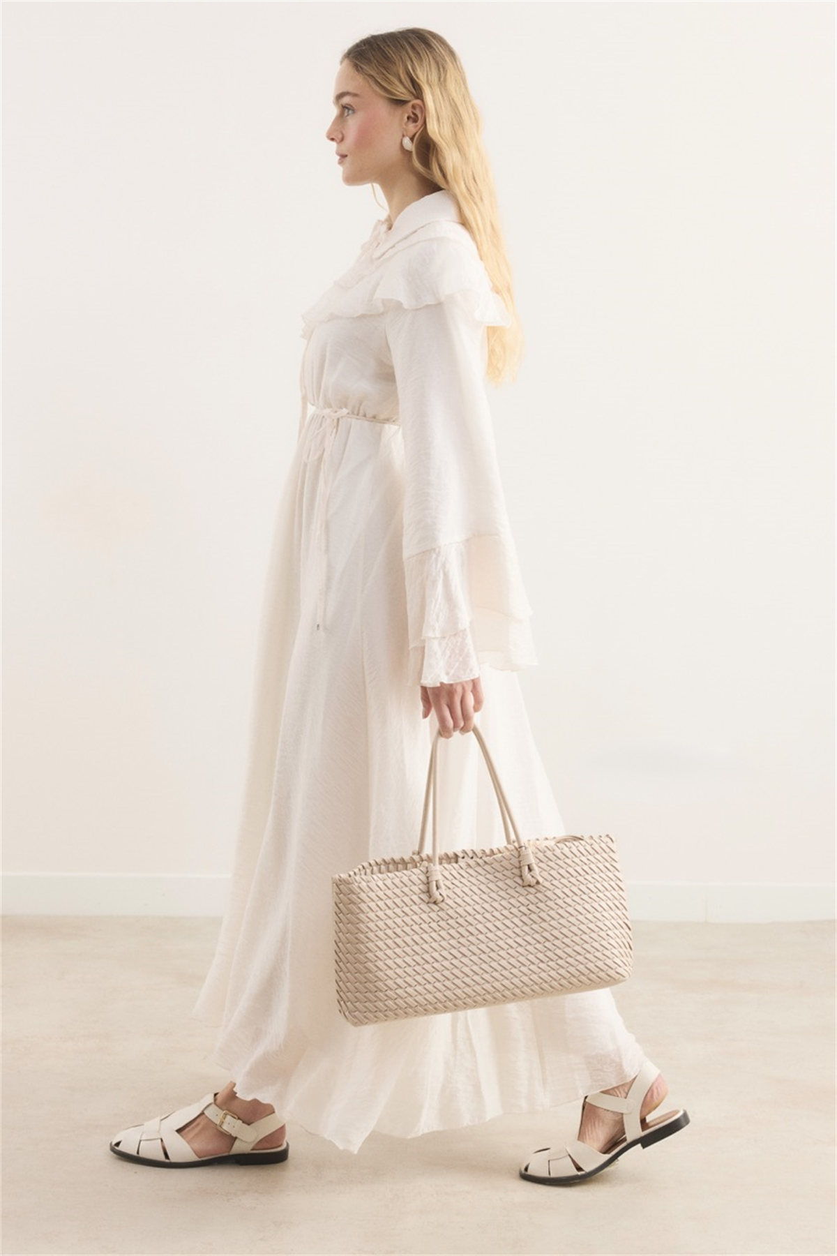 Amira Omuzdan Volanlı Elbise - Ekru