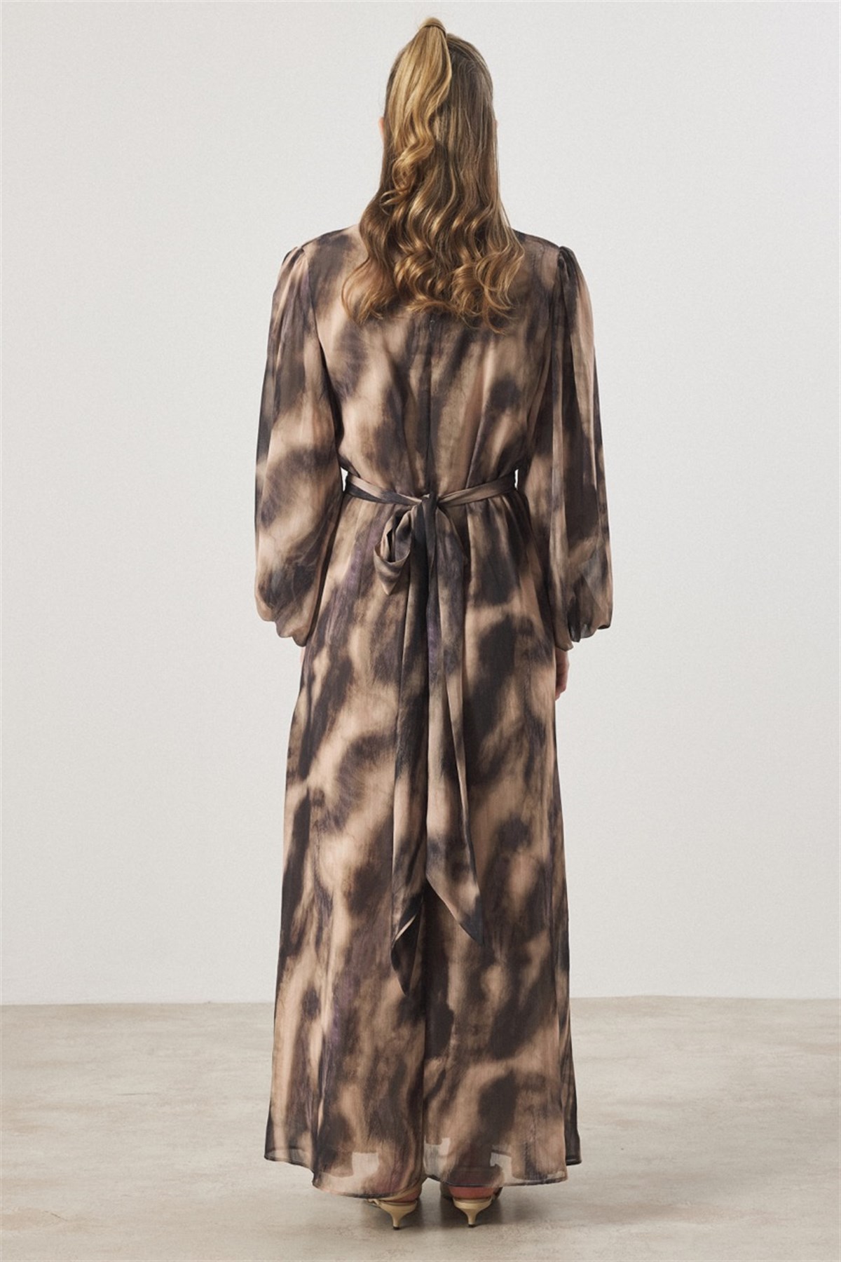 Bel Bağlama Detaylı Yoryo Şifon Baskılı Elbise - Siyah