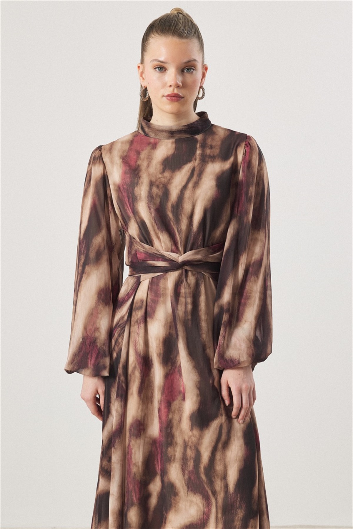 Bel Bağlama Detaylı Yoryo Şifon Baskılı Elbise - Bordo