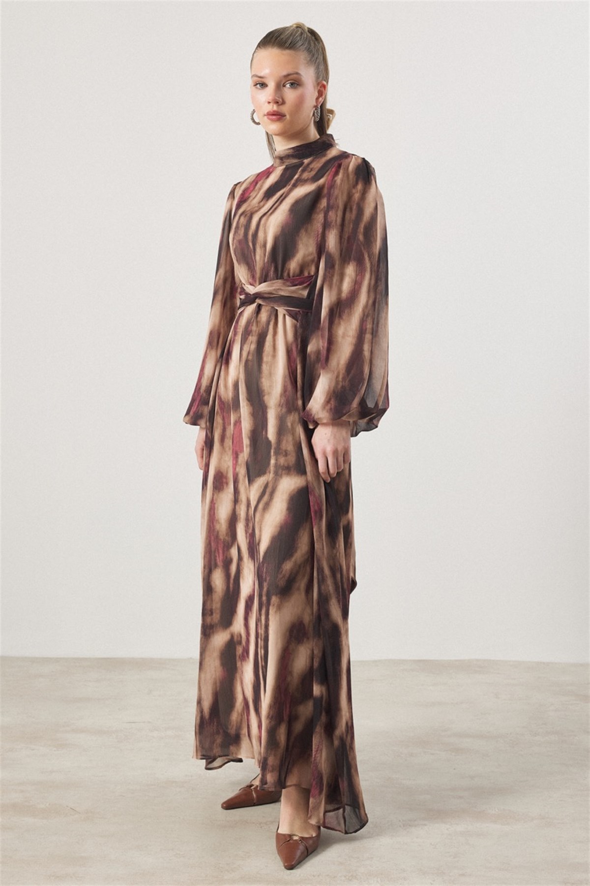 Bel Bağlama Detaylı Yoryo Şifon Baskılı Elbise - Bordo