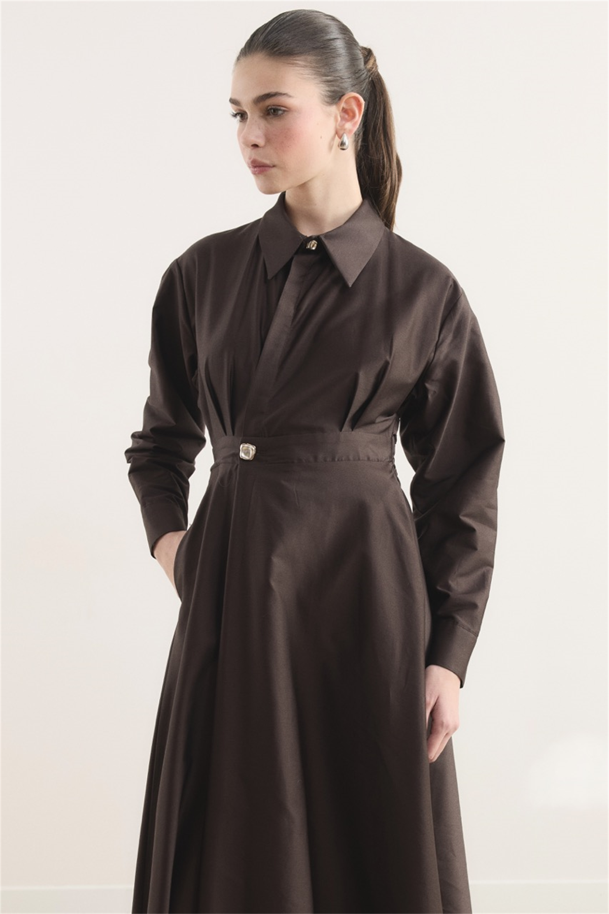 Belden Oturtmalı Compact Saten Elbise - Acı Kahve