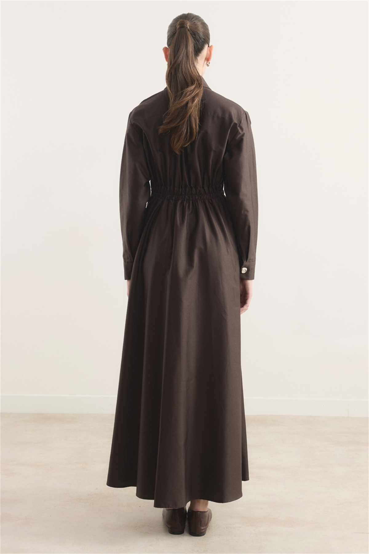 Belden Oturtmalı Compact Saten Elbise - Acı Kahve