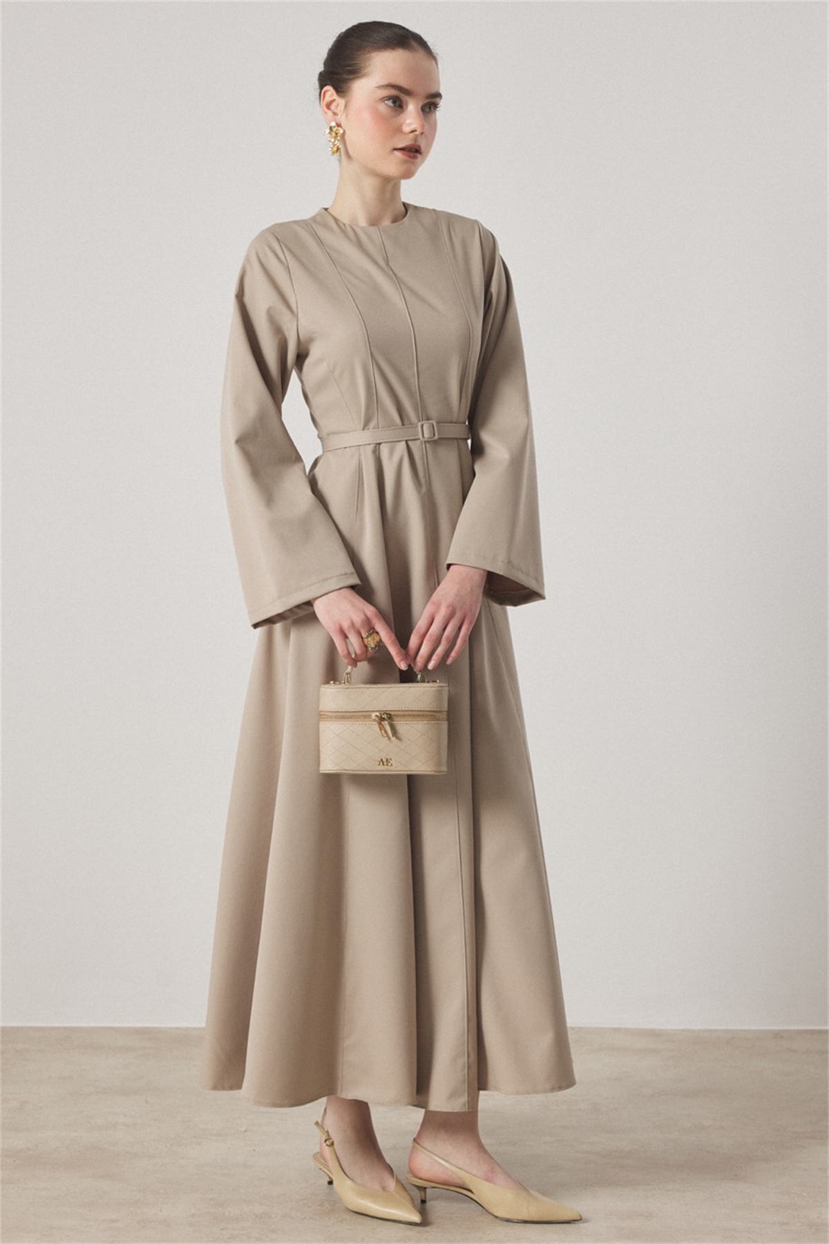 Belden Oturtmalı Kemerli Elbise - Bej