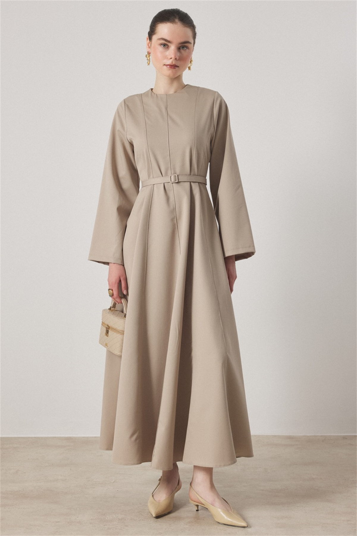 Belden Oturtmalı Kemerli Elbise - Bej