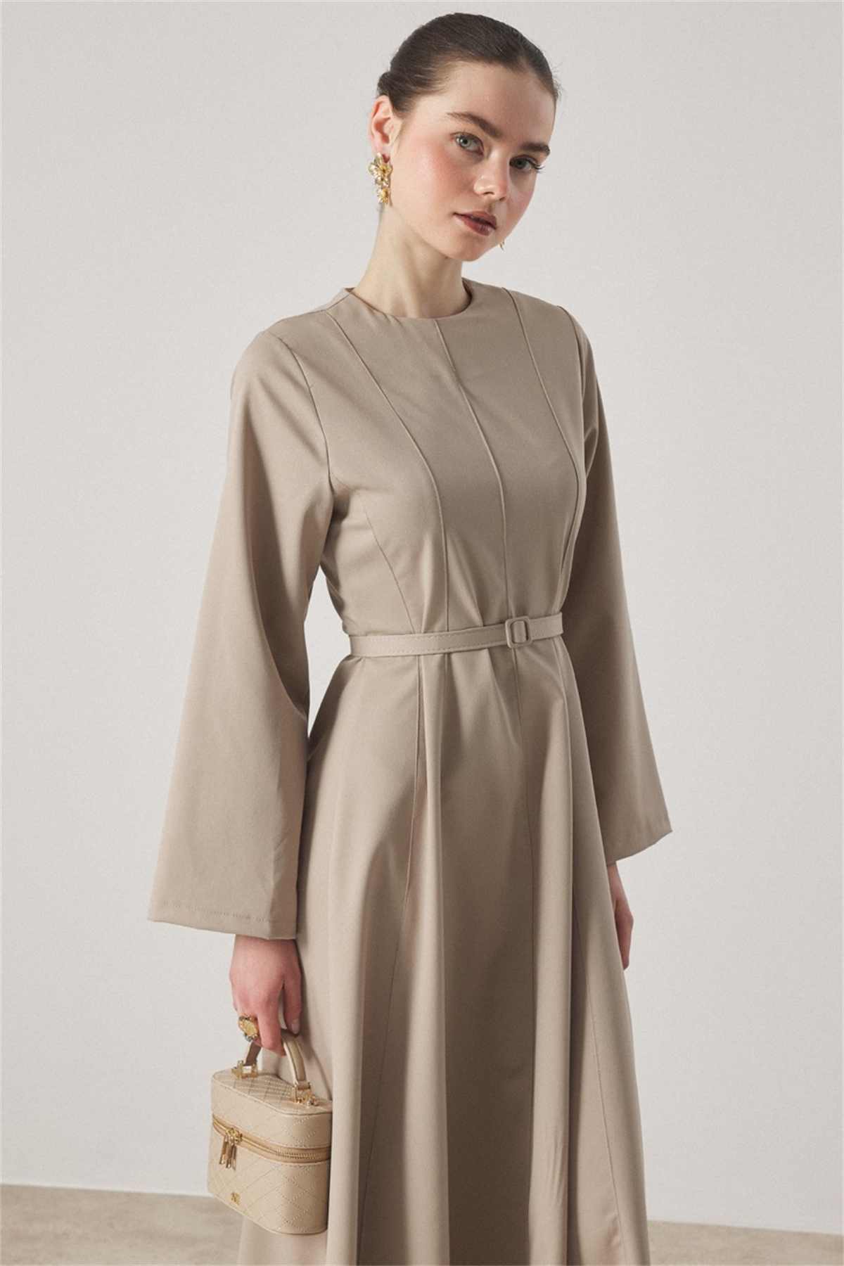 Belden Oturtmalı Kemerli Elbise - Bej