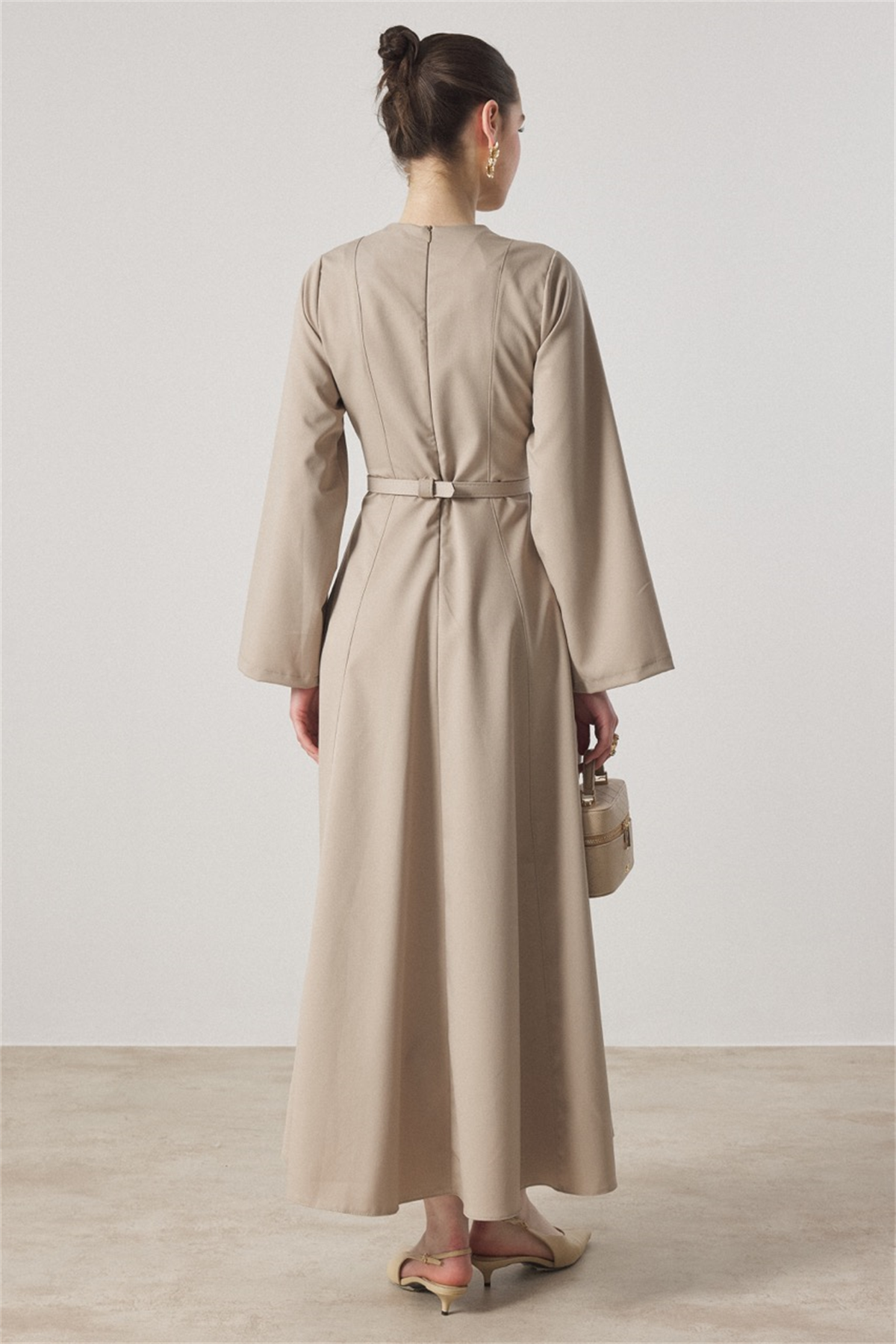 Belden Oturtmalı Kemerli Elbise - Bej