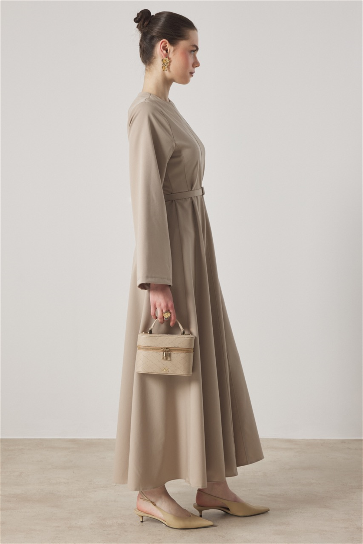 Belden Oturtmalı Kemerli Elbise - Bej