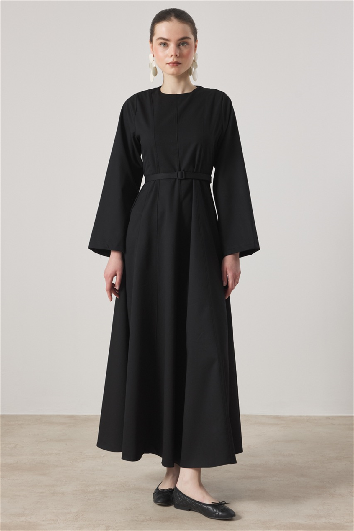 Belden Oturtmalı Kemerli Elbise - Siyah