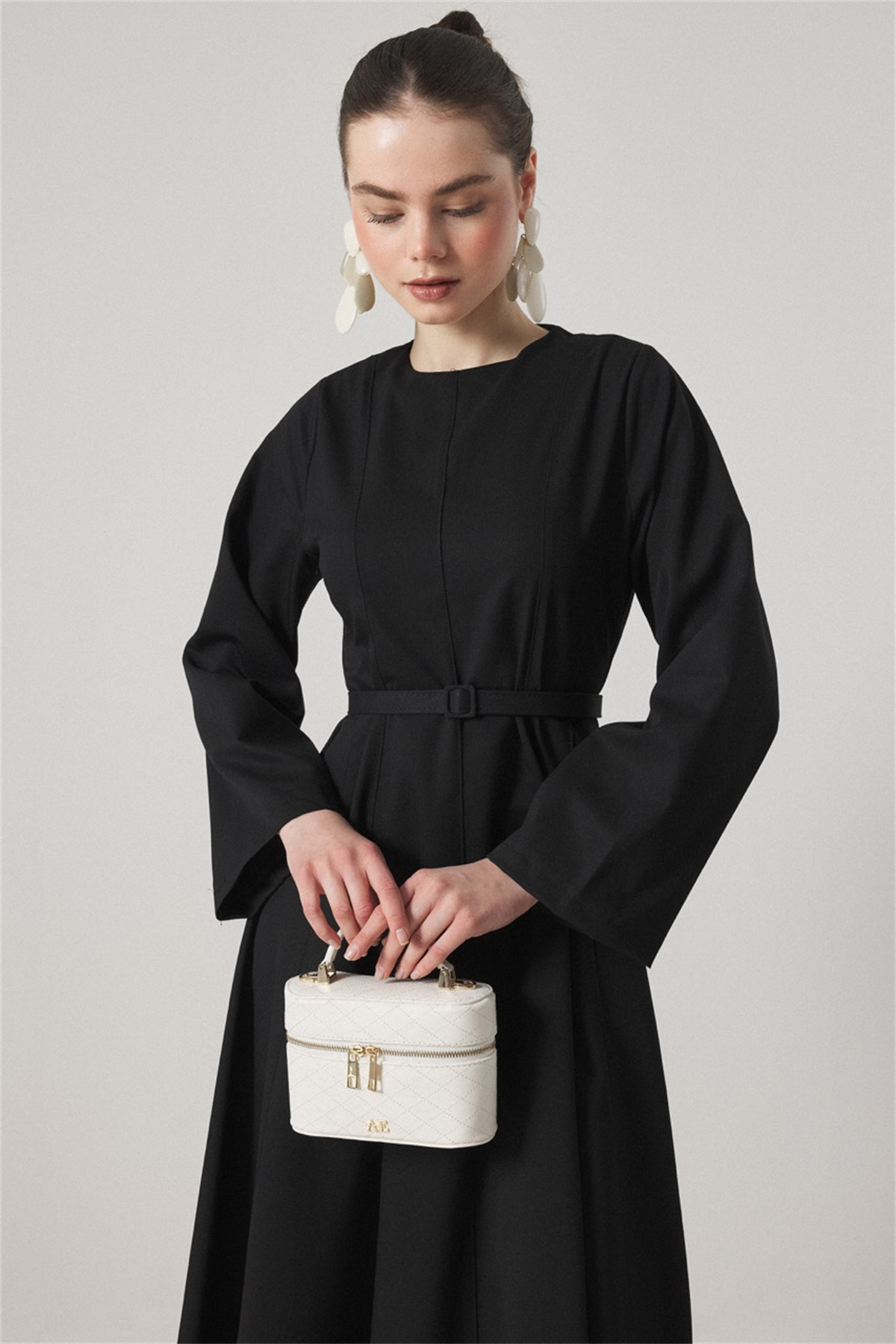 Belden Oturtmalı Kemerli Elbise - Siyah