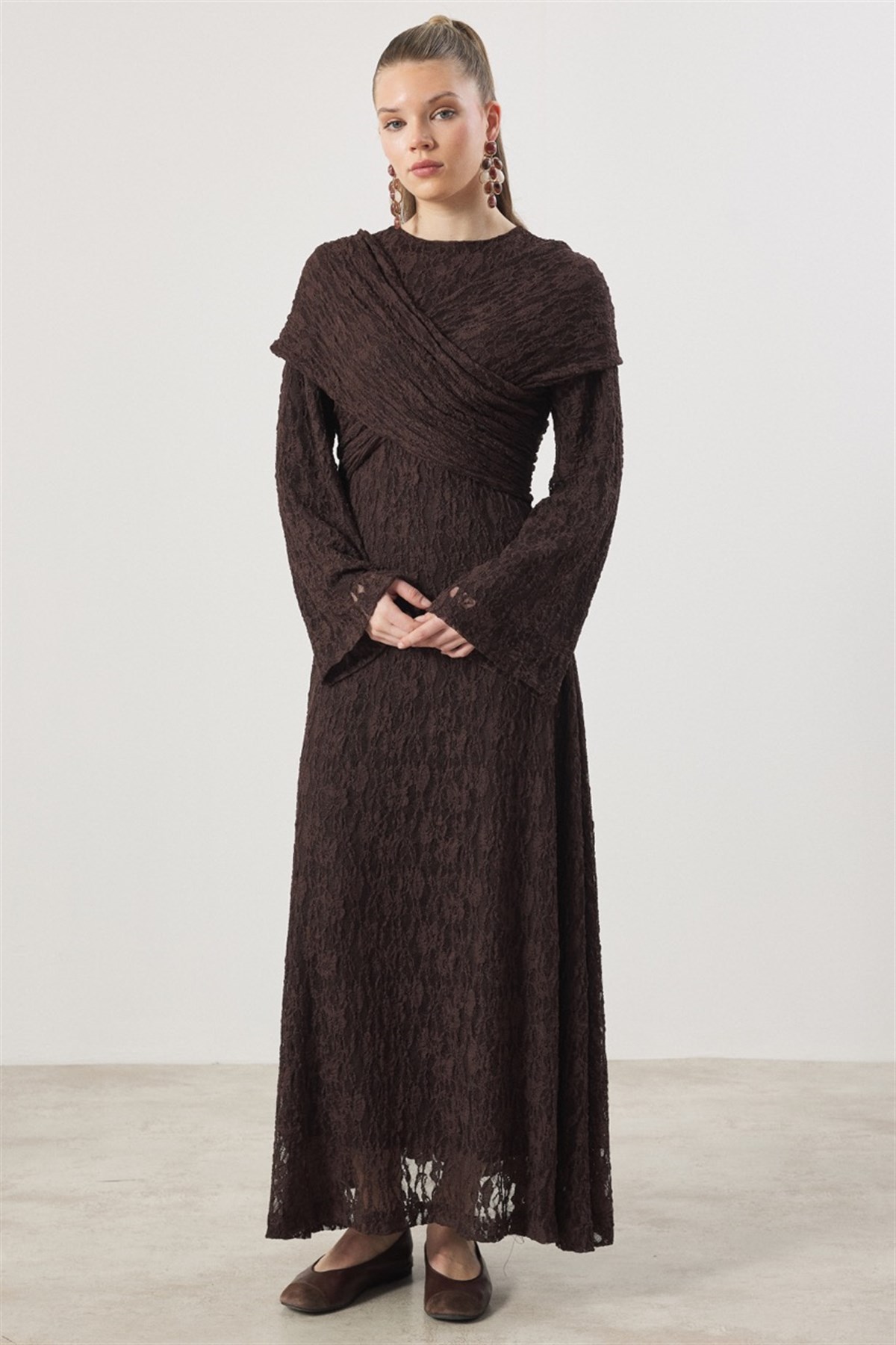 Çapraz Bağlamalı Dantel Elbise - Kahve