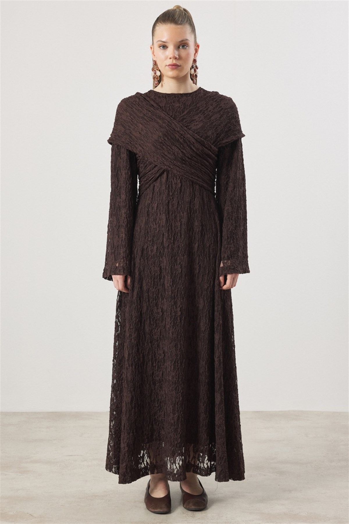 Çapraz Bağlamalı Dantel Elbise - Kahve