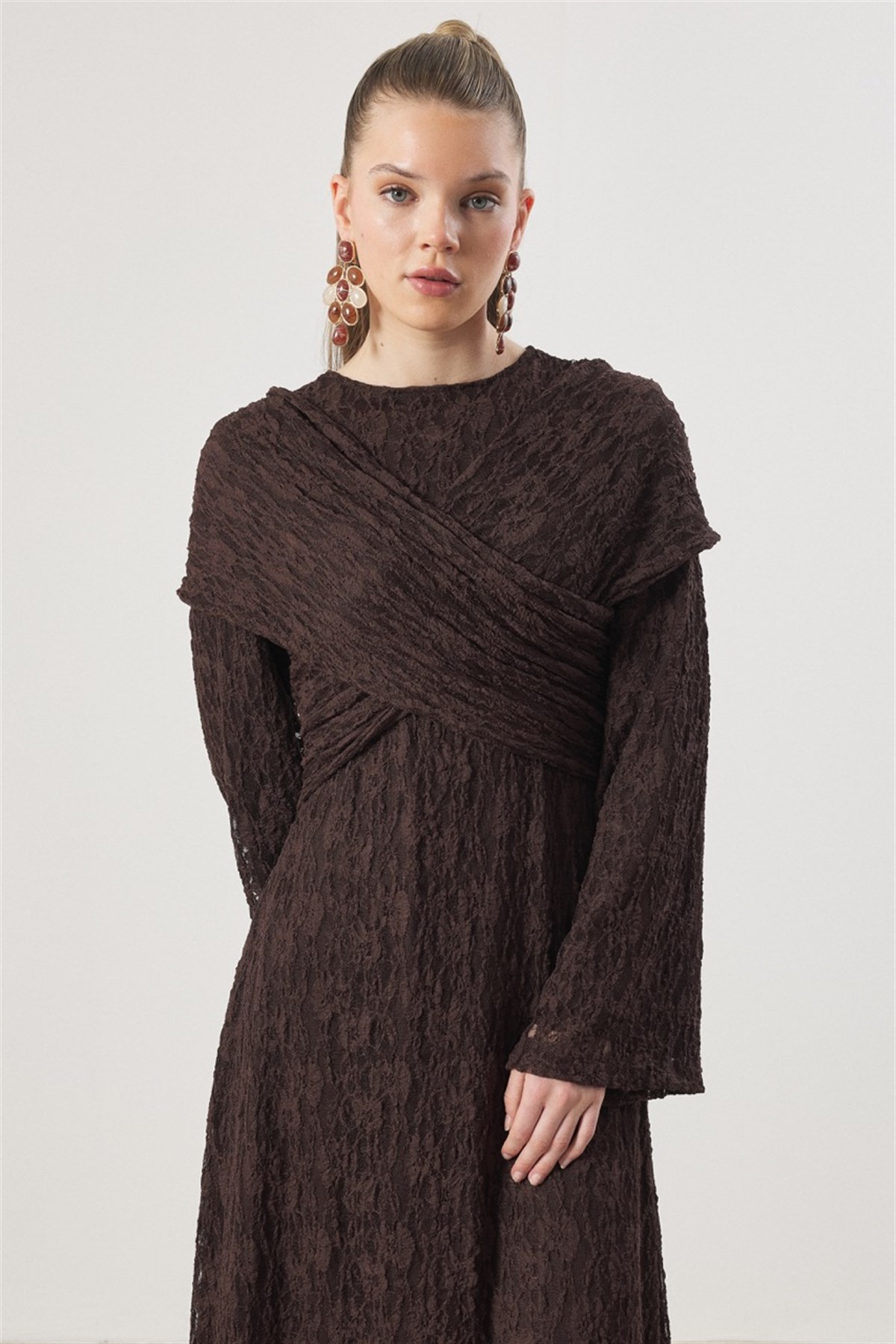 Çapraz Bağlamalı Dantel Elbise - Kahve