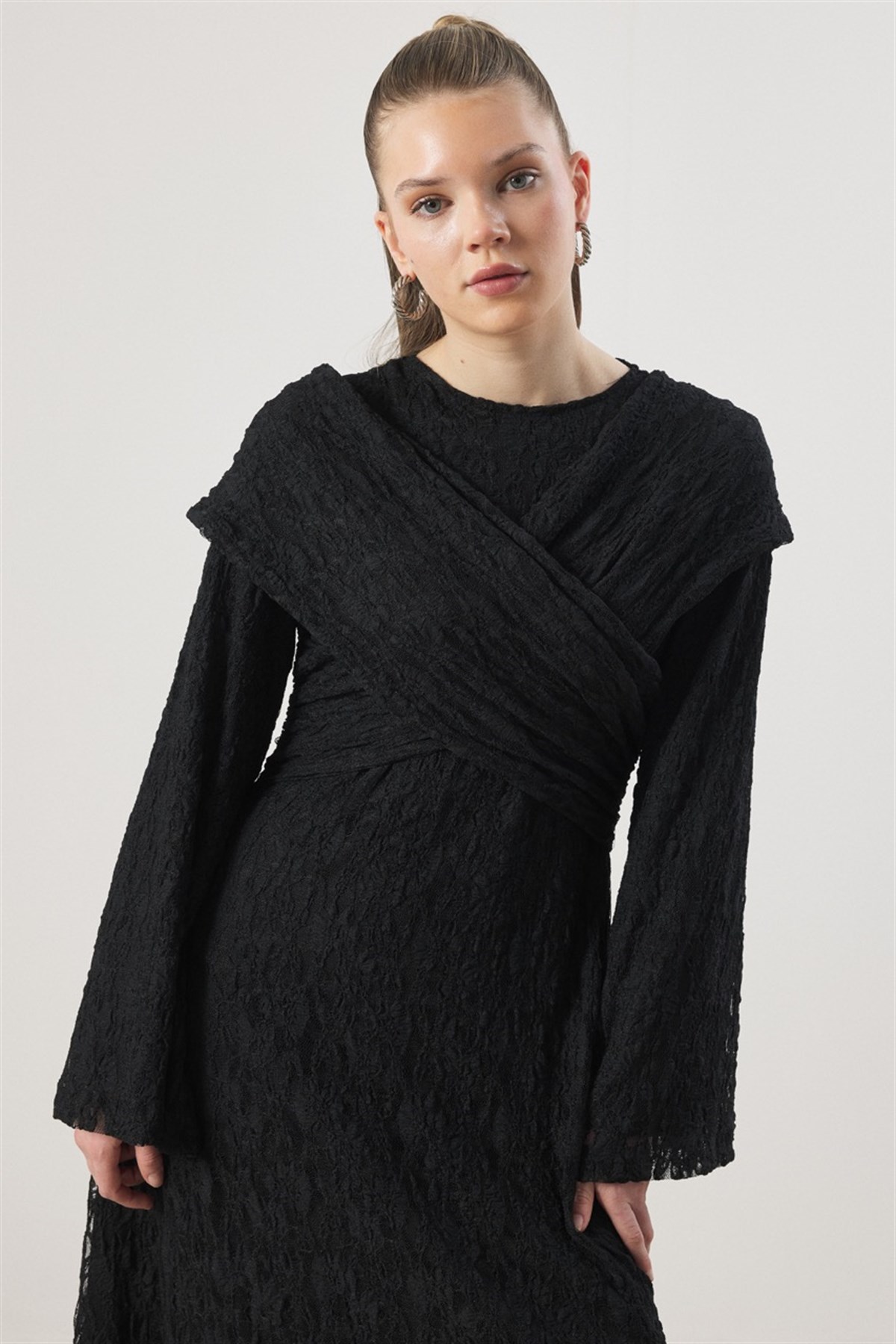 Çapraz Bağlamalı Dantel Elbise - Siyah