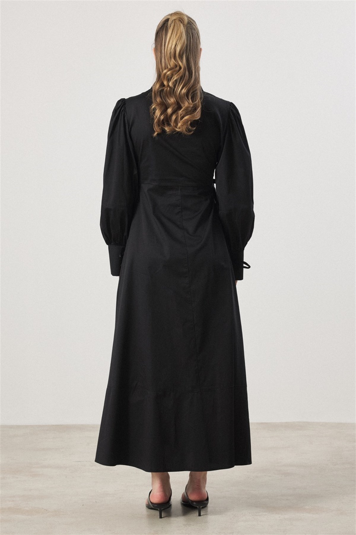 Çıtçıt Detaylı Compact Saten Elbise - Siyah