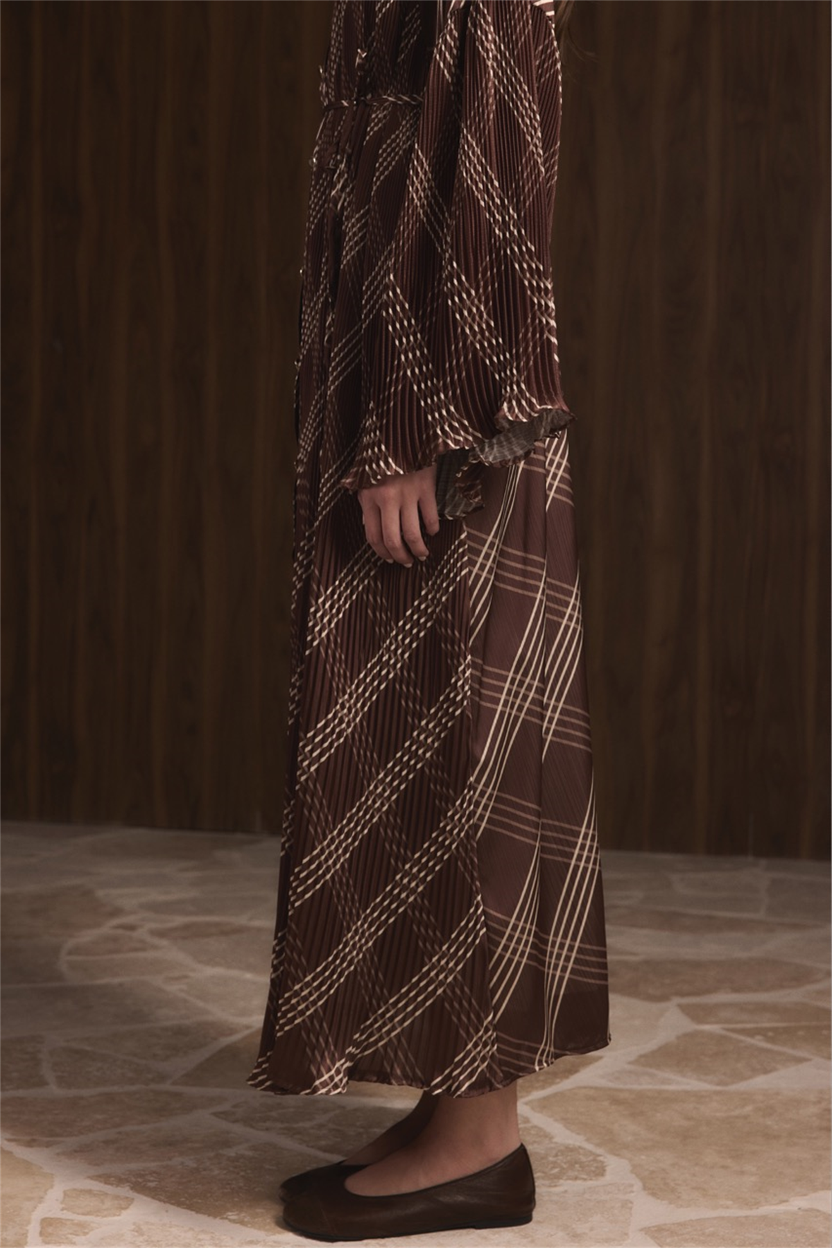 Dik Piliseli Saten Elbise - Kahve